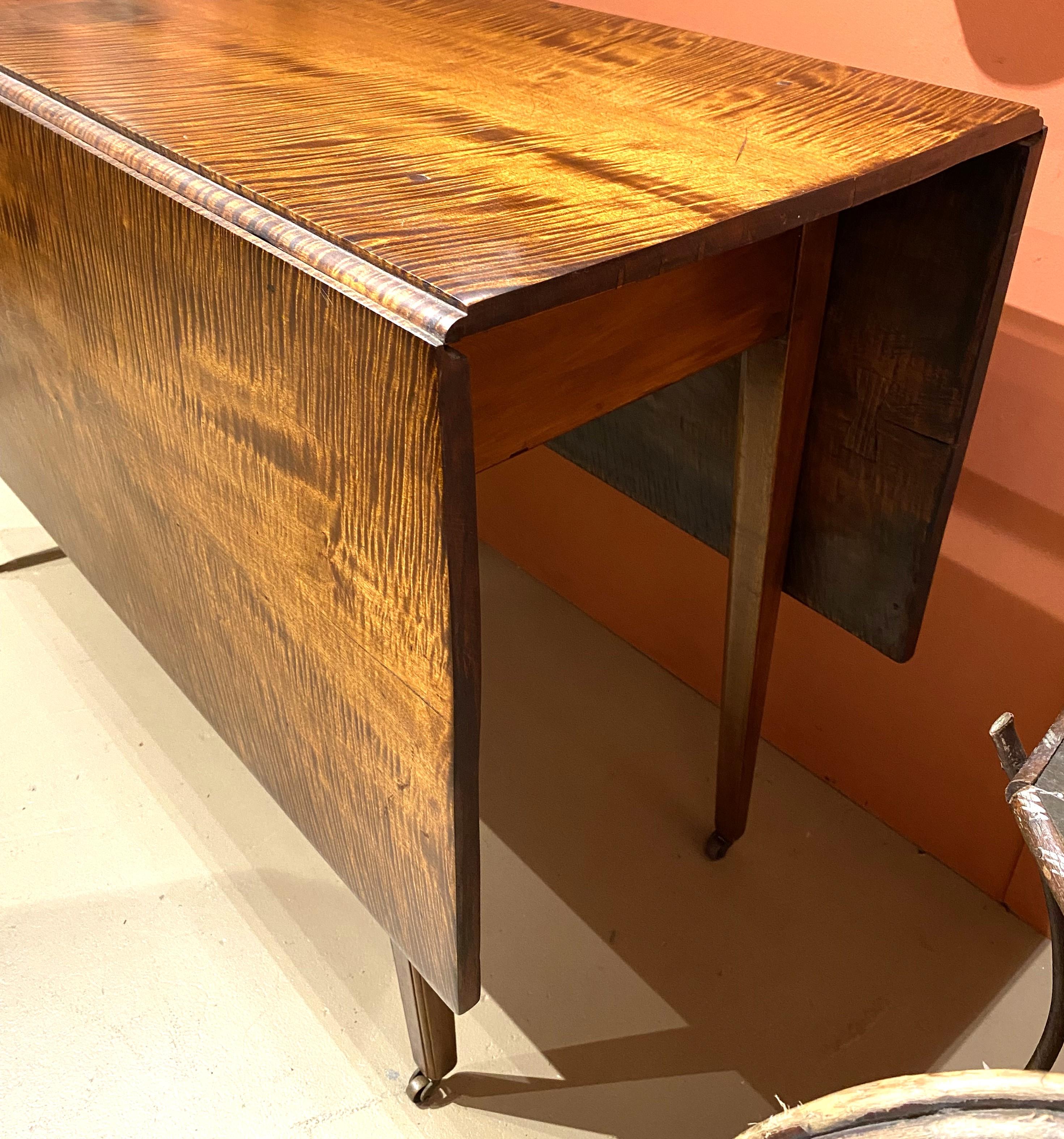 Hand-Carved Early 19th Century Federal Bold Tiger Maple Drop Leaf Dining Table For Sale