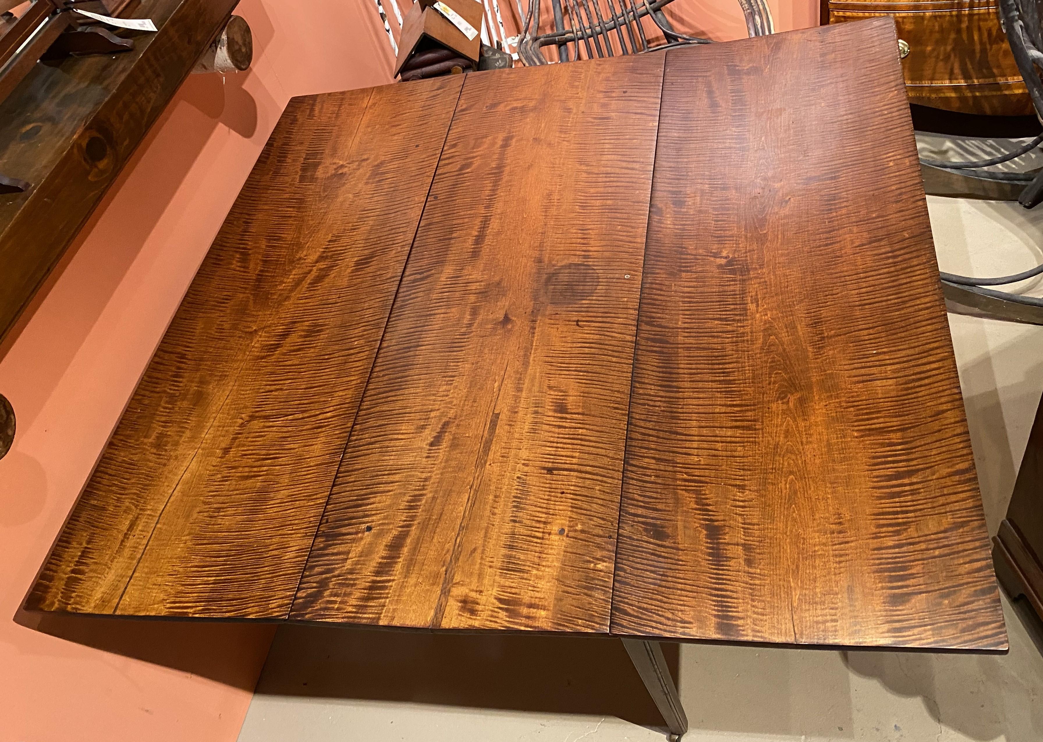 Early 19th Century Federal Bold Tiger Maple Drop Leaf Dining Table In Good Condition For Sale In Milford, NH