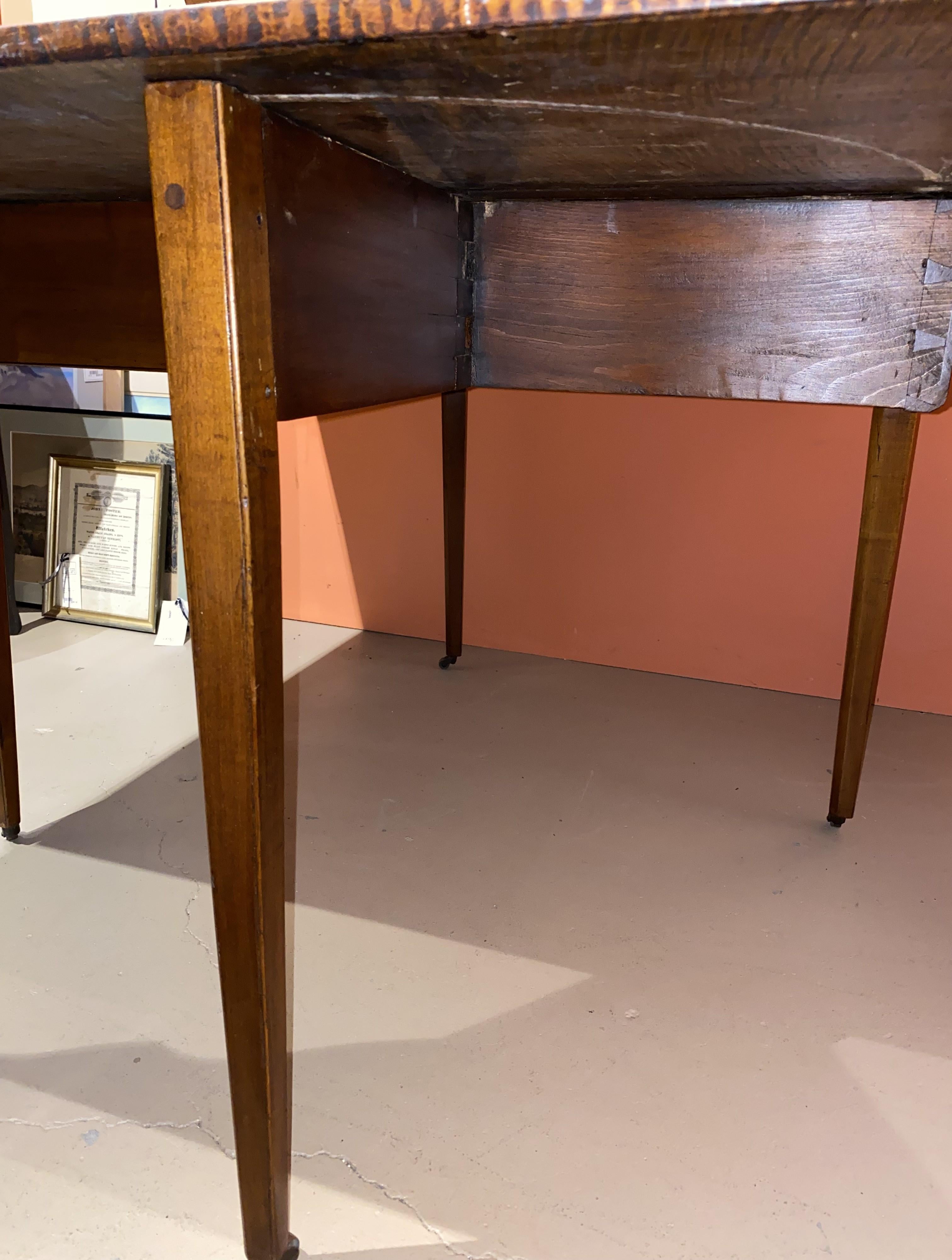 Early 19th Century Federal Bold Tiger Maple Drop Leaf Dining Table For Sale 1