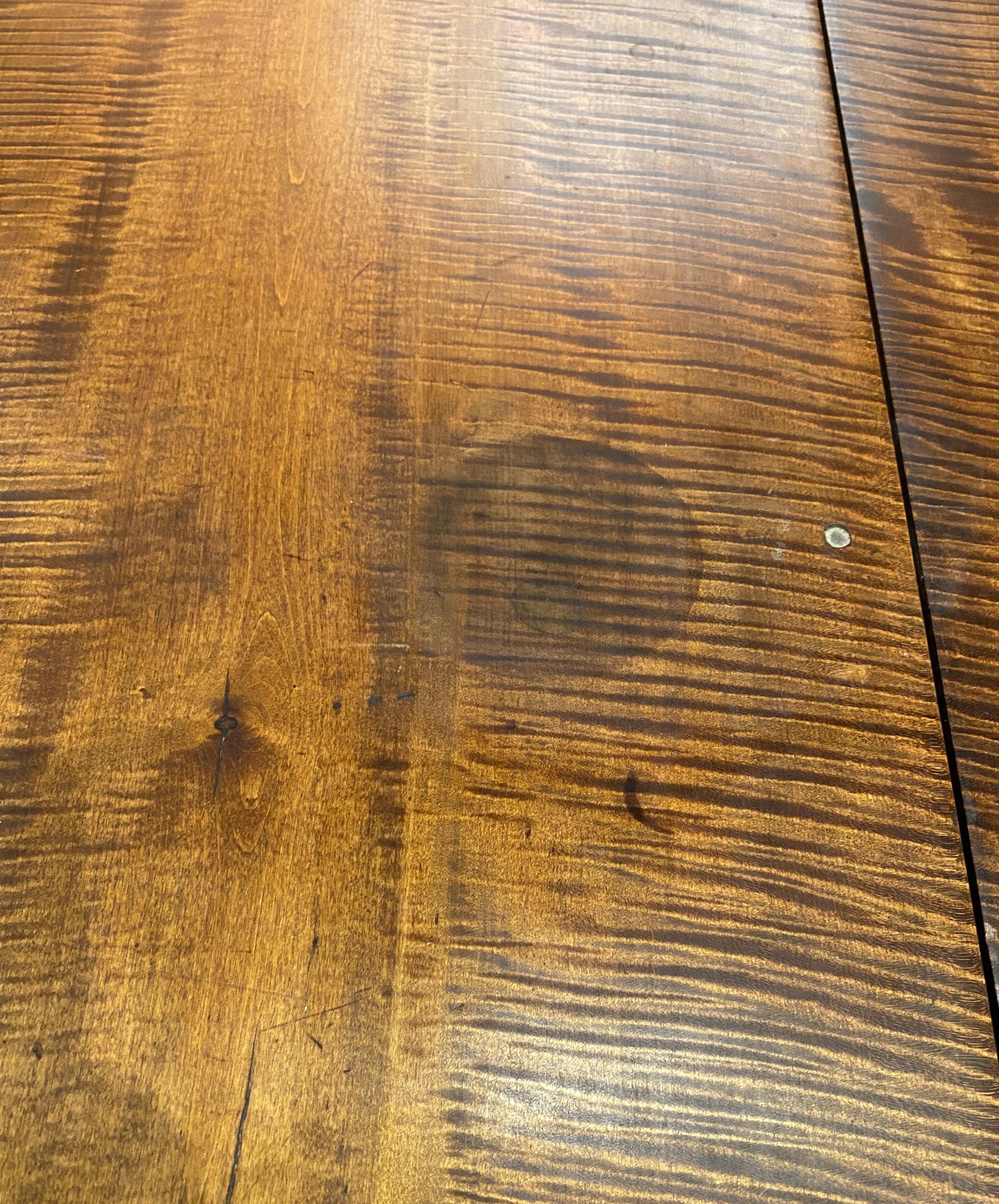 Early 19th Century Federal Bold Tiger Maple Drop Leaf Dining Table For Sale 3