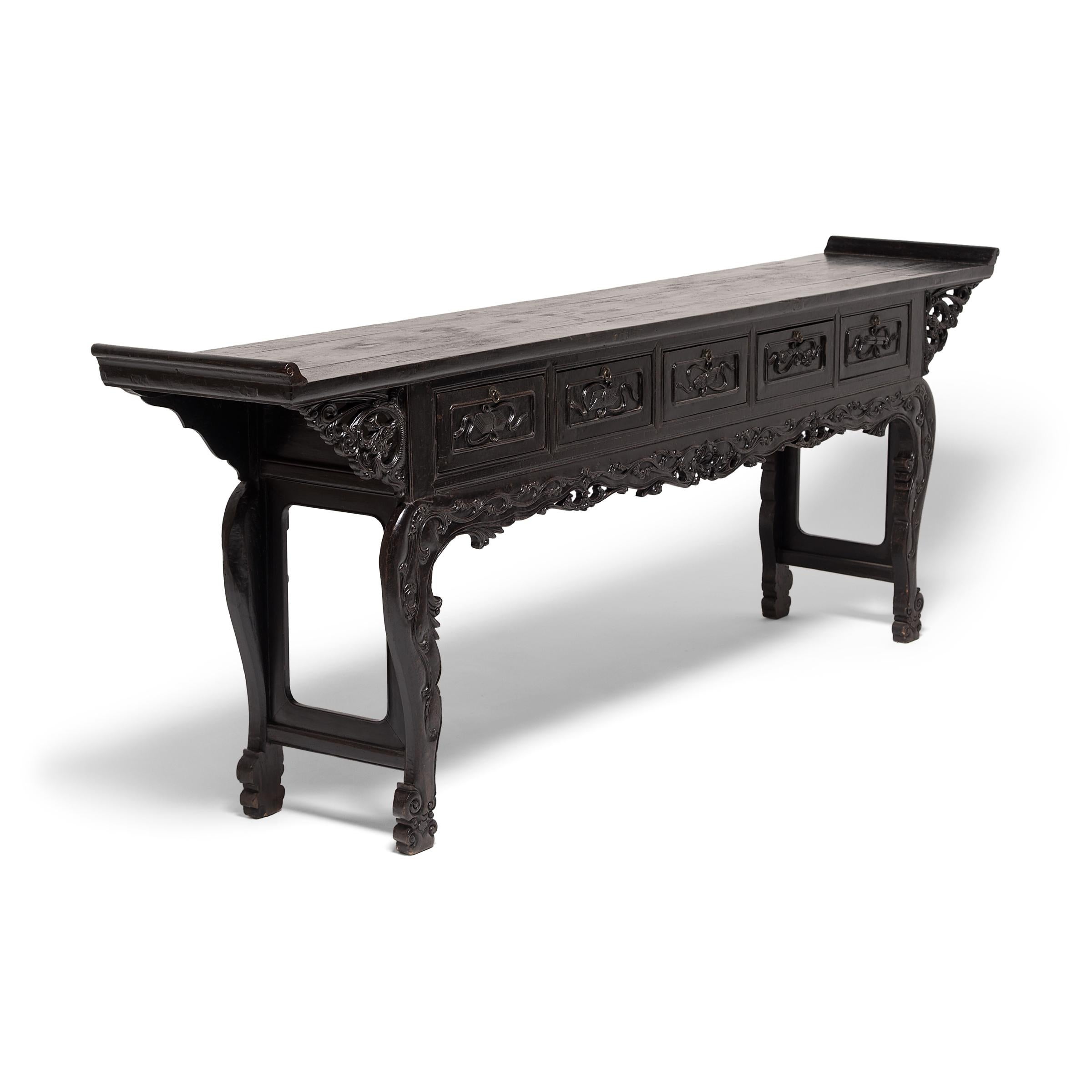 Finely Carved Chinese Console Table, c. 1800 In Good Condition For Sale In Chicago, IL