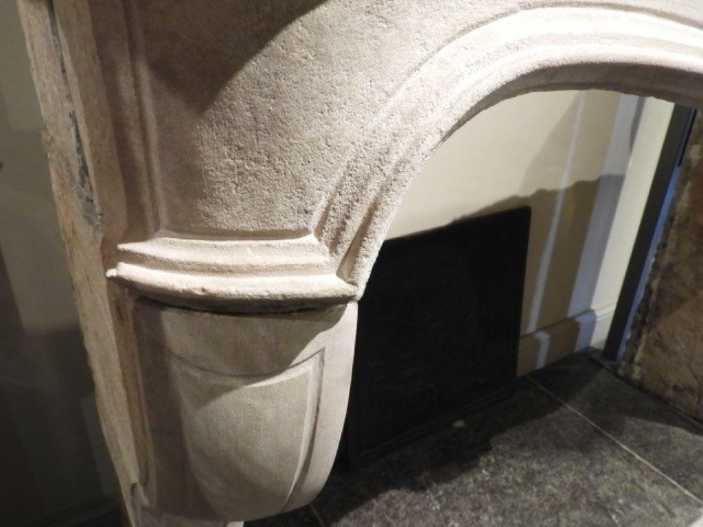Early 19th Century Fireplace Mantel in Burgundian Stone In Good Condition For Sale In Zedelgem, BE