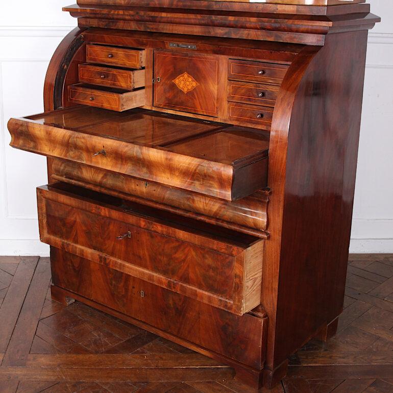 Early 19th Century Flame Mahogany Biedermeier Cylinder Roll Desk Secretary In Good Condition In Vancouver, British Columbia