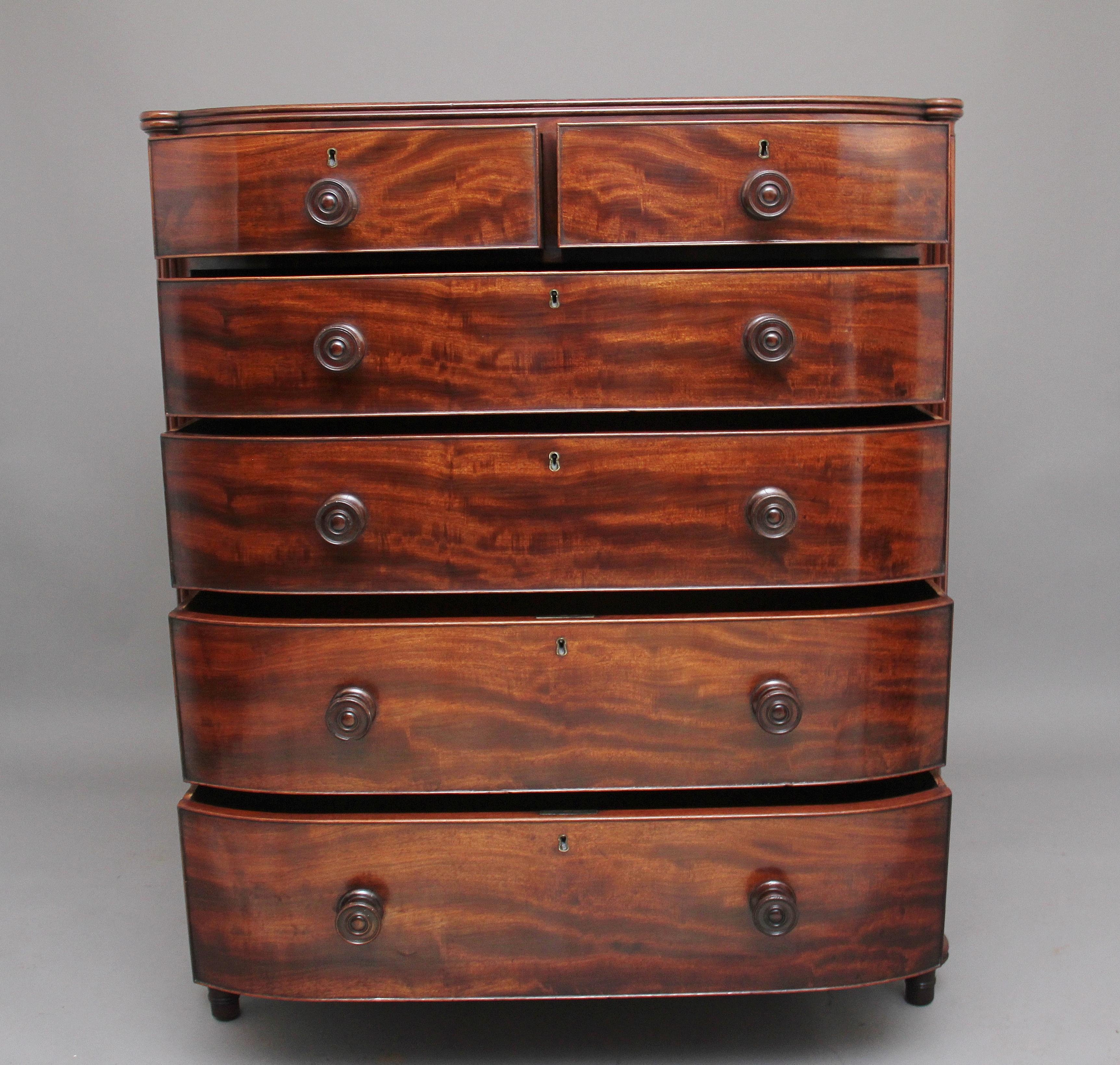 A superb quality early 19th century flame mahogany chest of drawers, having a lovely figured top above a selection of two short over four long graduated drawers, all oak lined and having original turned wooden handles, reeded pillars at each end,
