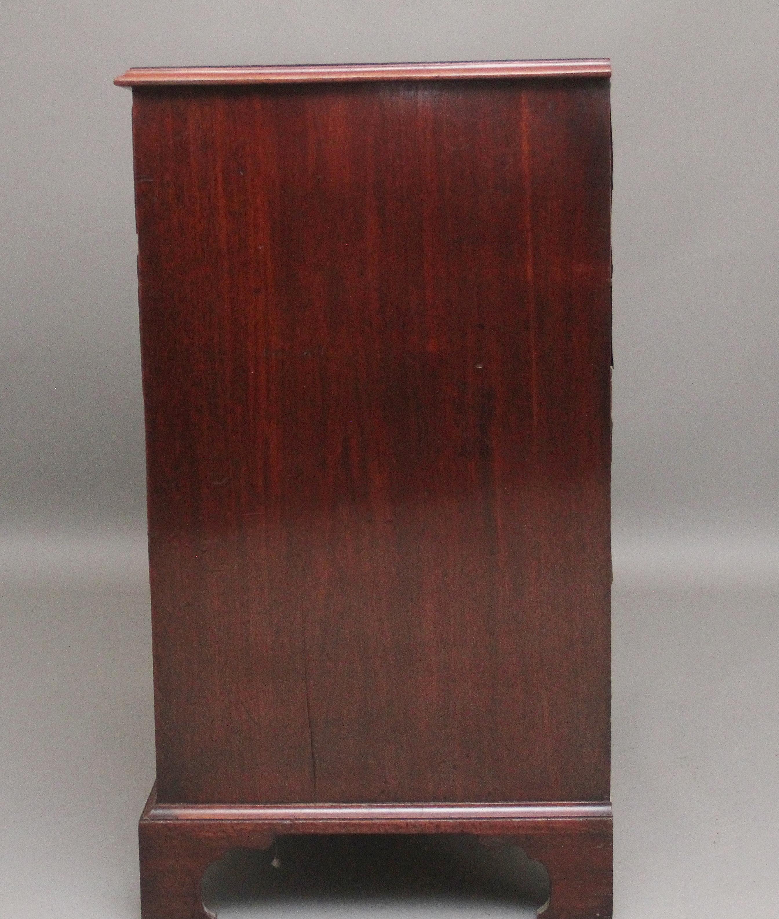 Mahogany Early 19th Century flat fronted mahogany chest of drawers For Sale
