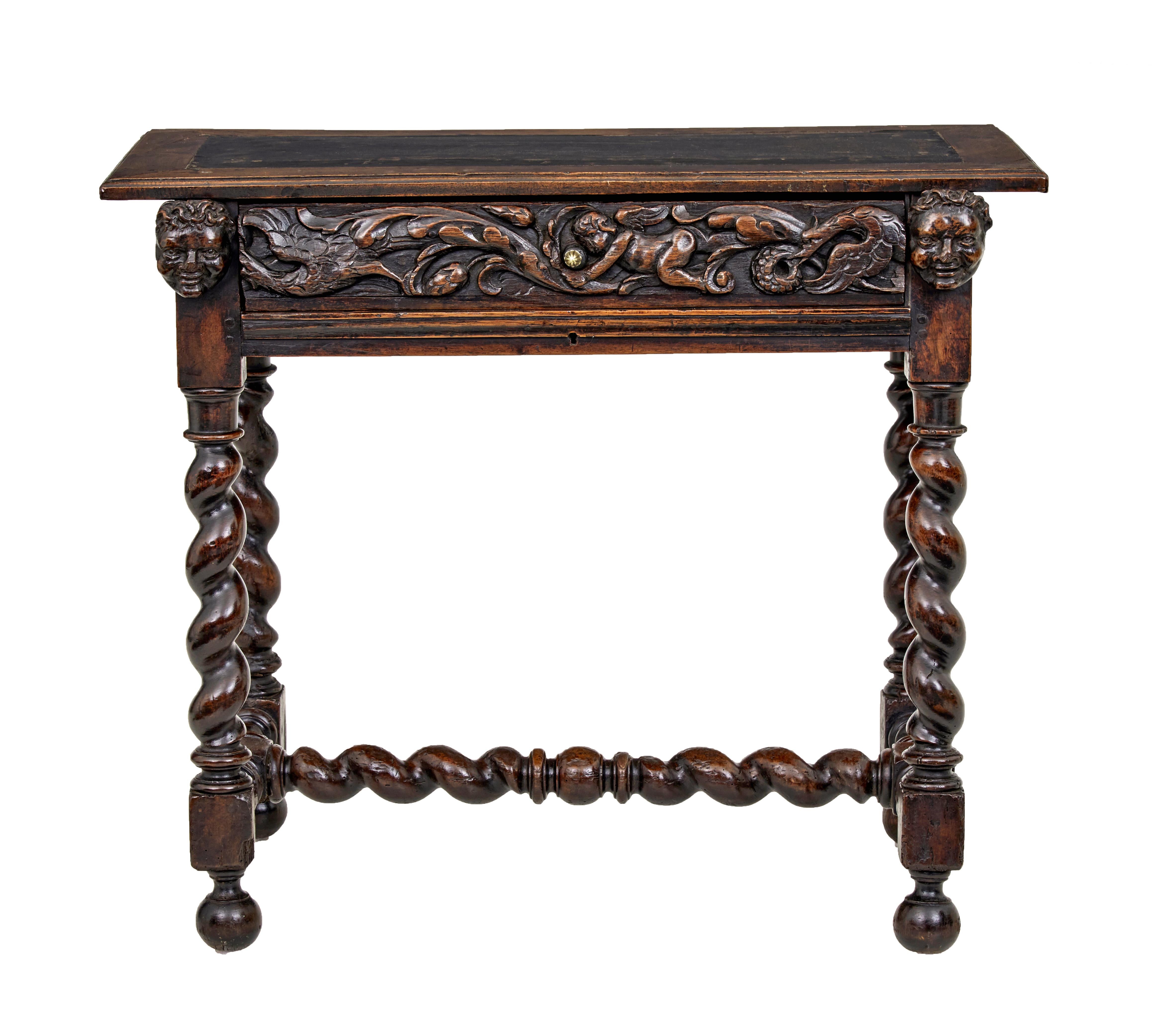 Table d'appoint en noyer sculpté flamand du début du 19e siècle, vers 1820.

Table d'appoint de caractère en noyer à un seul tiroir. Dessus avec panneau en cuir inséré et bordure en noyer. Sous un tiroir abondamment sculpté avec une poignée en