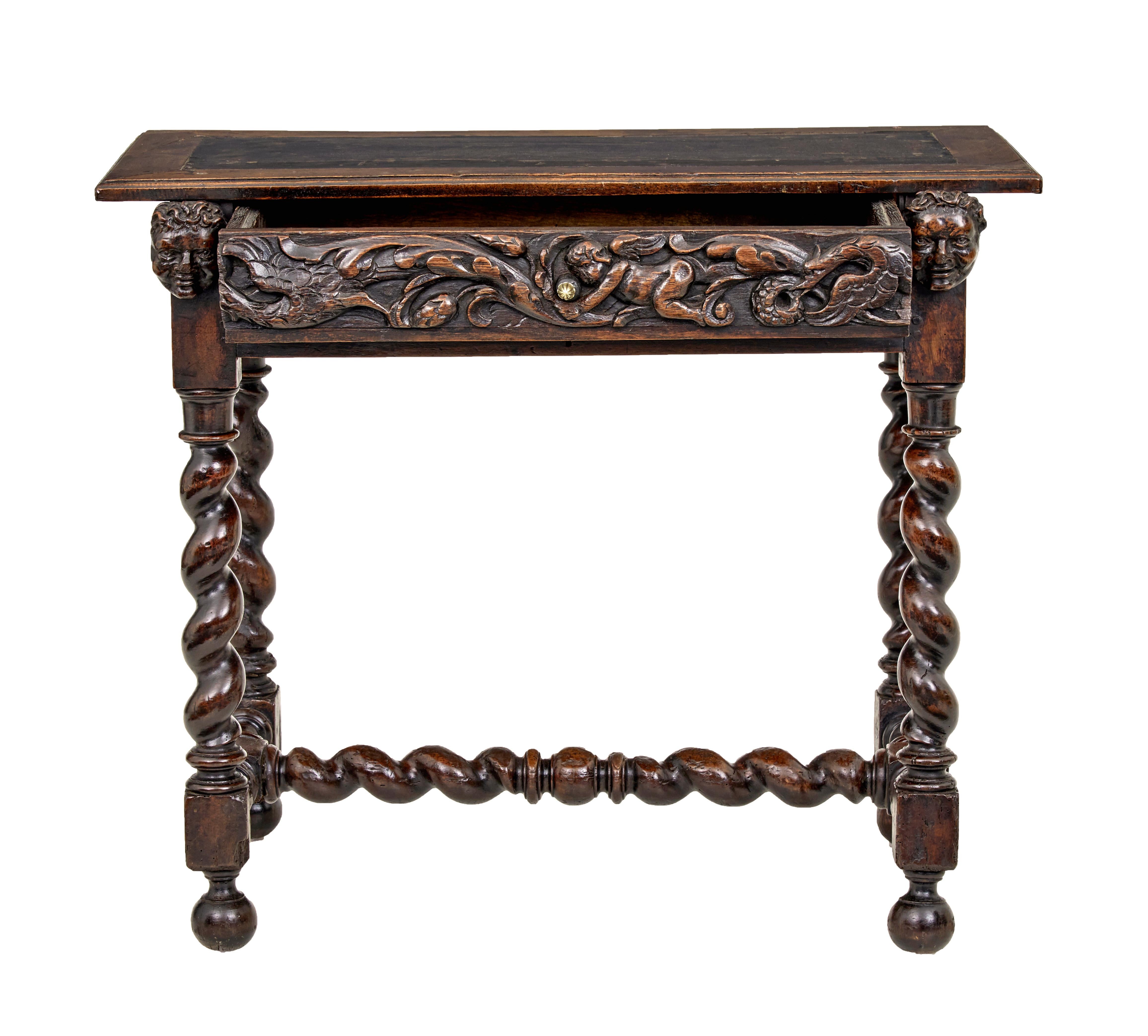 Néo-gothique Table d'appoint en noyer sculpté Flemish du début du 19e siècle en vente
