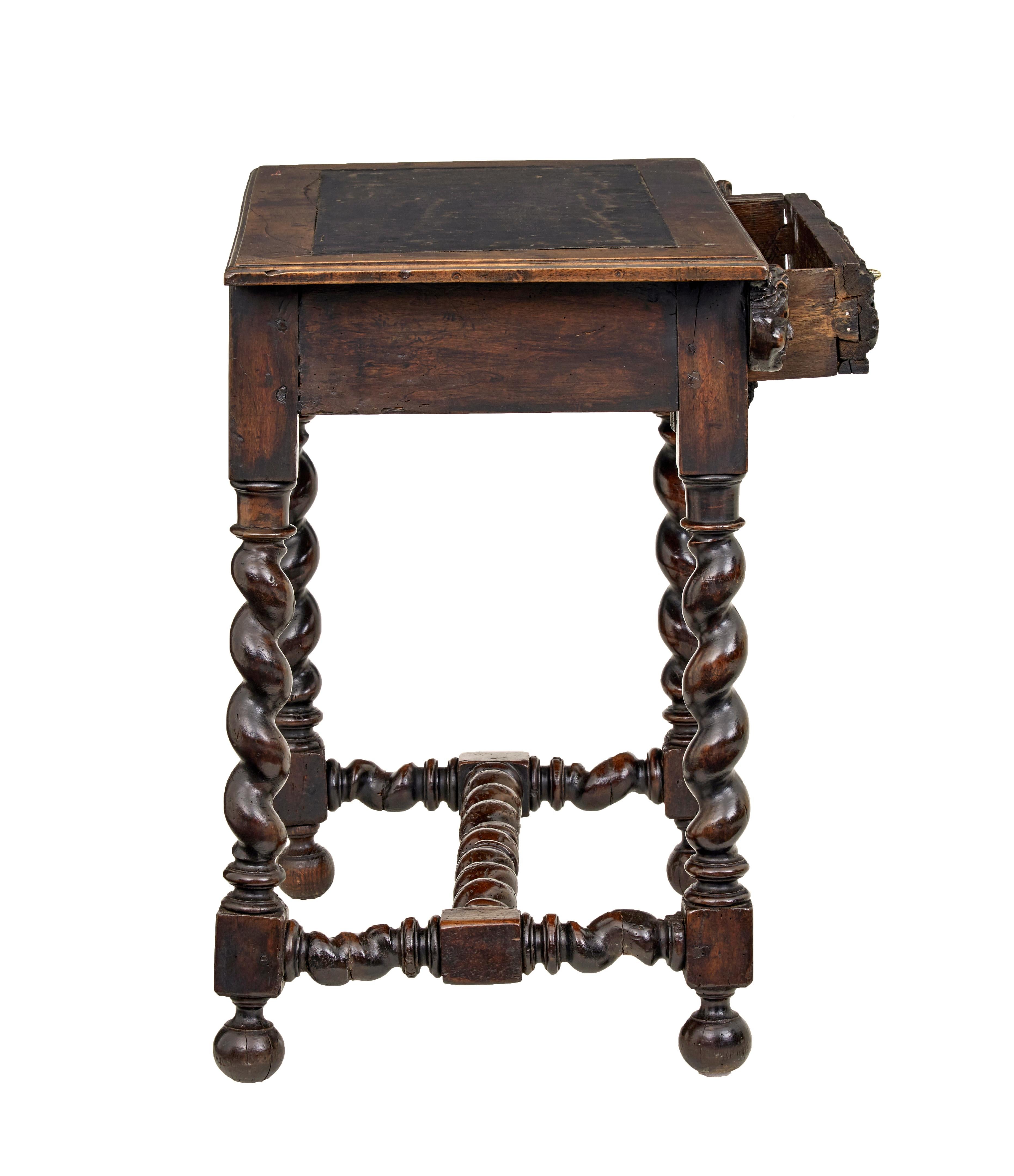 Belge Table d'appoint en noyer sculpté Flemish du début du 19e siècle en vente