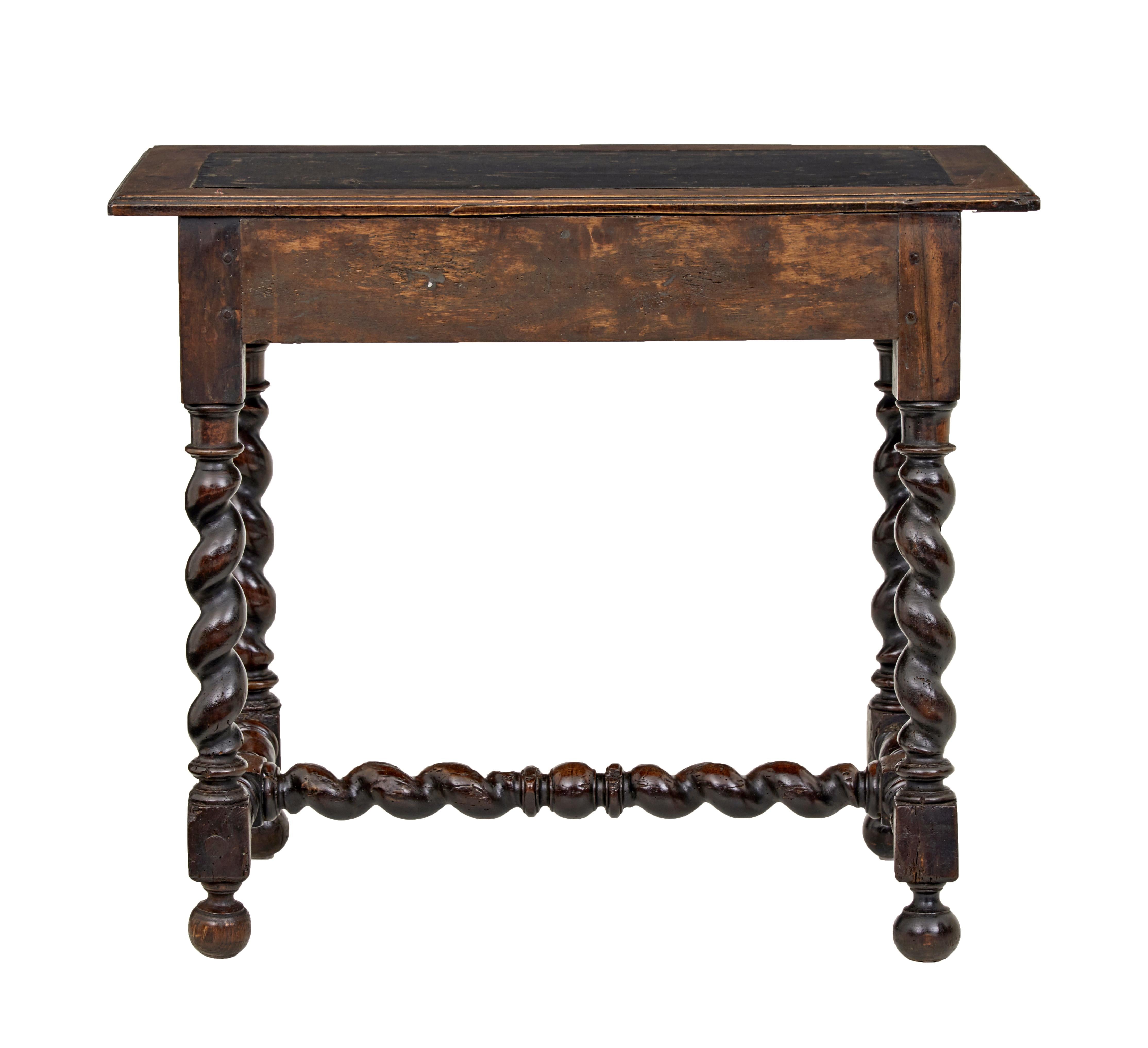 Sculpté Table d'appoint en noyer sculpté Flemish du début du 19e siècle en vente