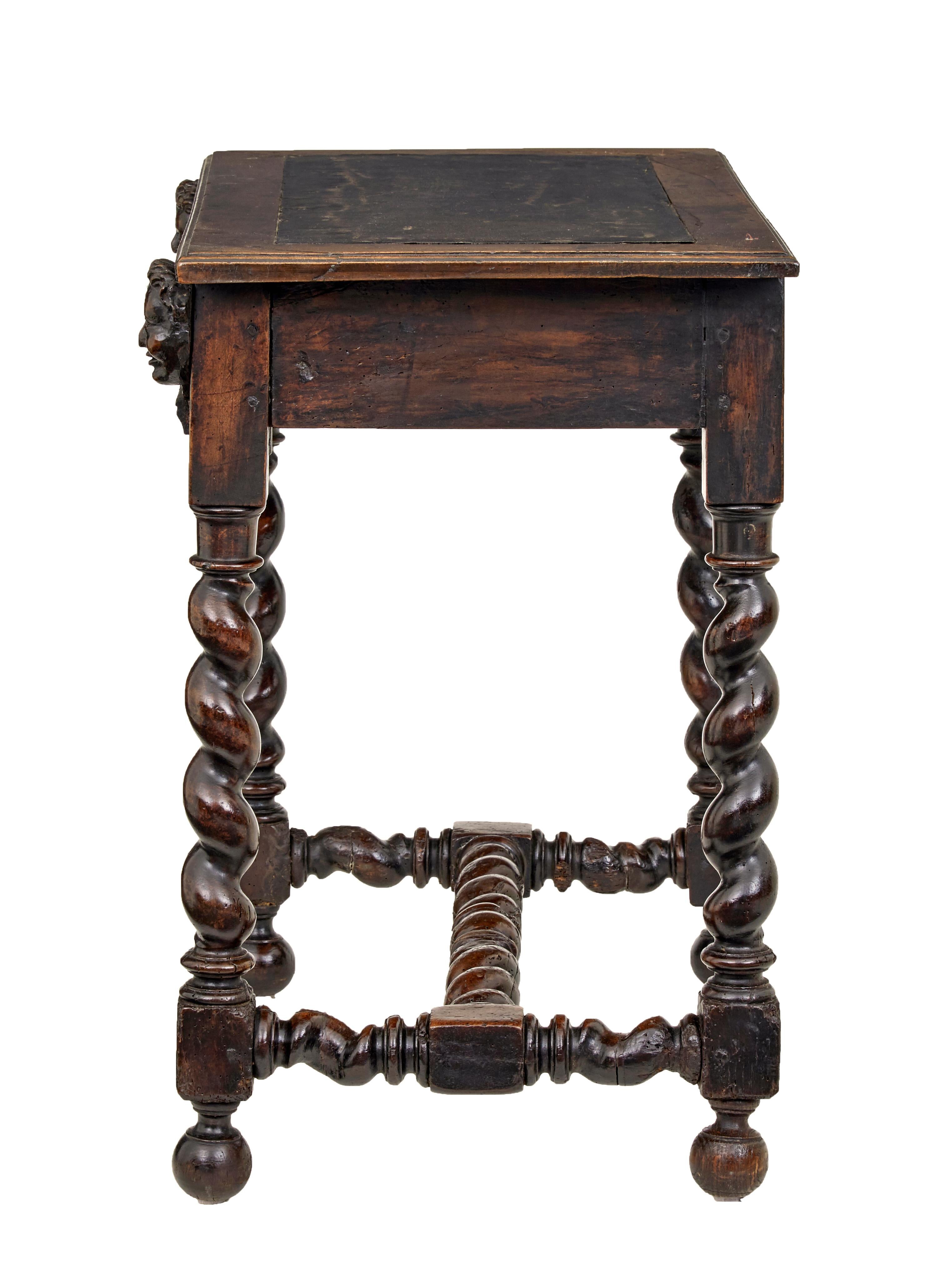 Table d'appoint en noyer sculpté Flemish du début du 19e siècle Bon état - En vente à Debenham, Suffolk