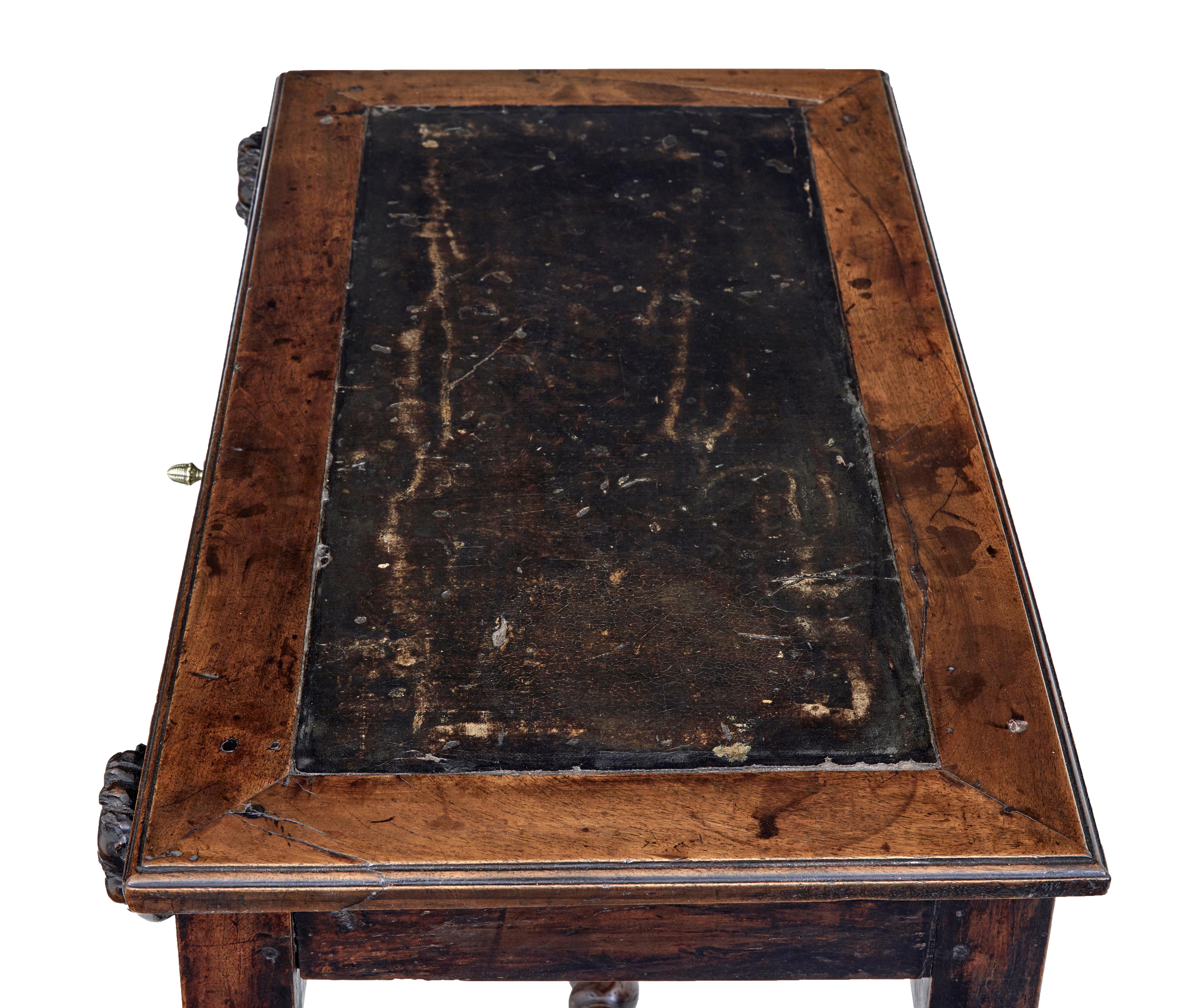 XIXe siècle Table d'appoint en noyer sculpté Flemish du début du 19e siècle en vente