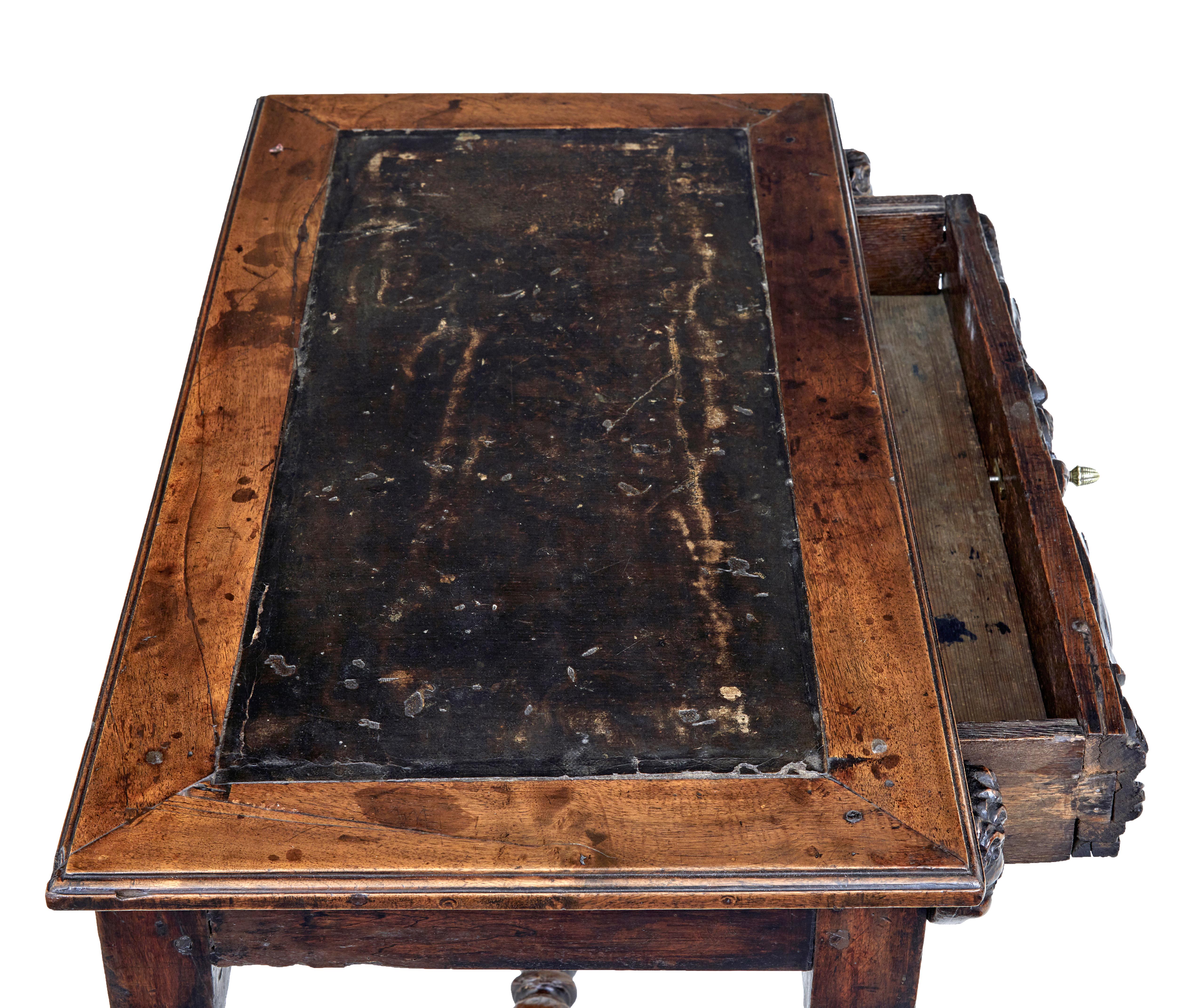 Noyer Table d'appoint en noyer sculpté Flemish du début du 19e siècle en vente