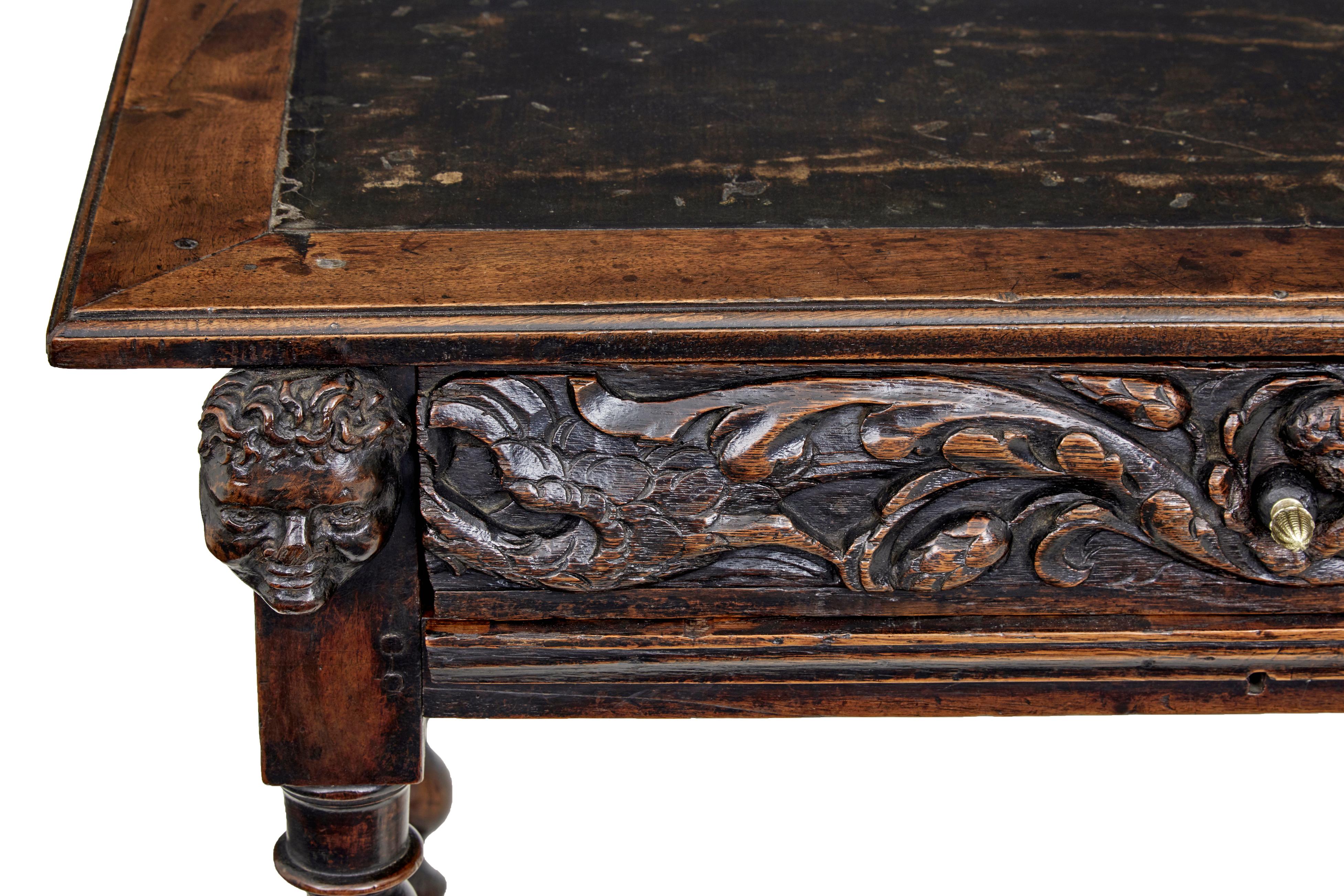 Table d'appoint en noyer sculpté Flemish du début du 19e siècle en vente 1