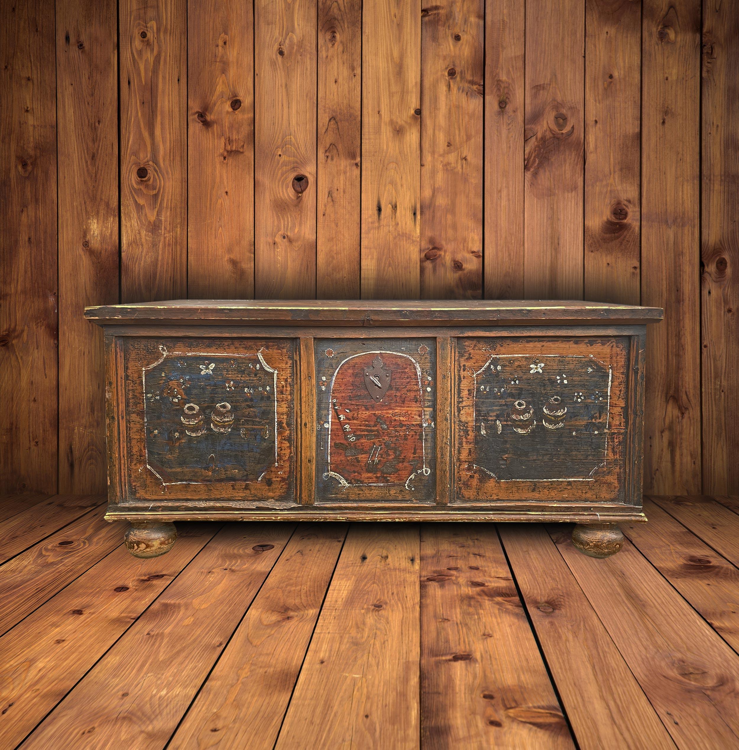 Tyrolean painted chest


Measurements: H. 47cm – L. 104cm – D. 50cm
Period: 1810
Origin: Tyrol
Essence: Fir

Tyrolean fir chest, with “onion” feet. The front is divided into three framed panels, with blue and red backgrounds, where traces of the