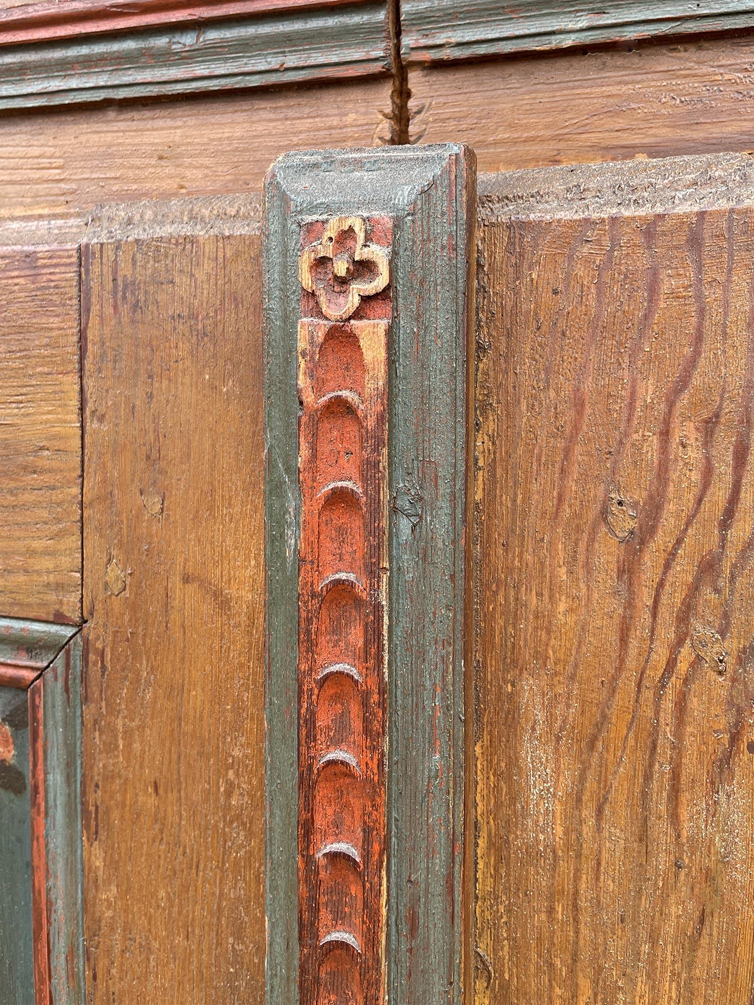 Early 19th Century Floral Painted Cupboard Wardrobe For Sale 4
