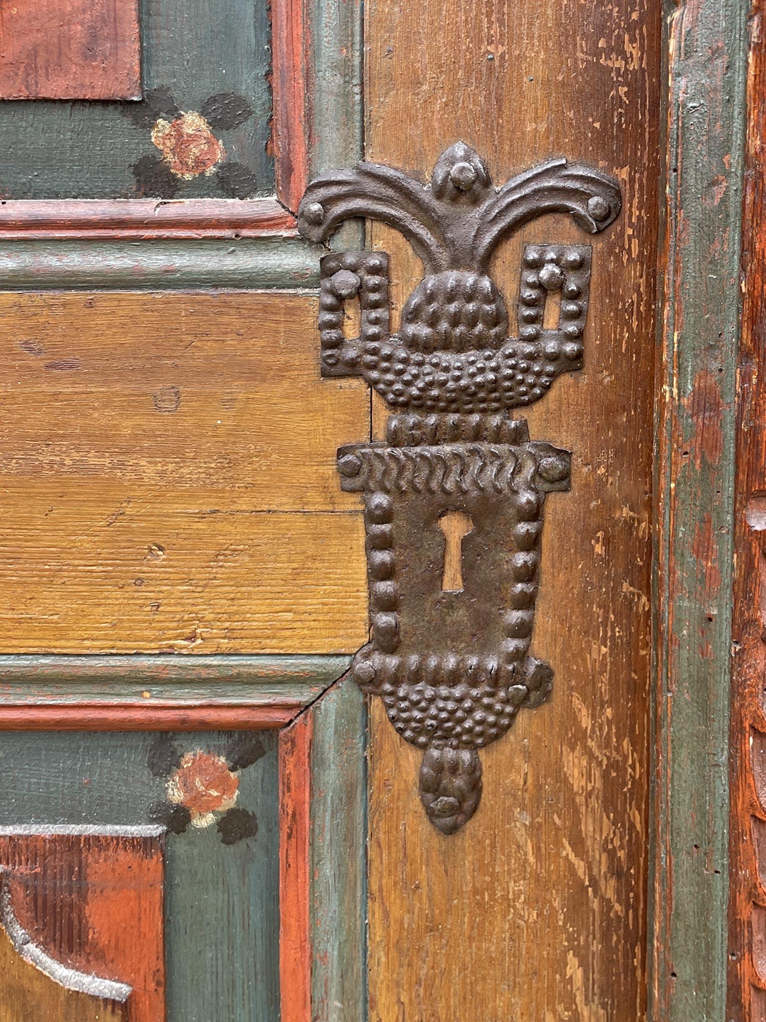 Early 19th Century Floral Painted Cupboard Wardrobe For Sale 7