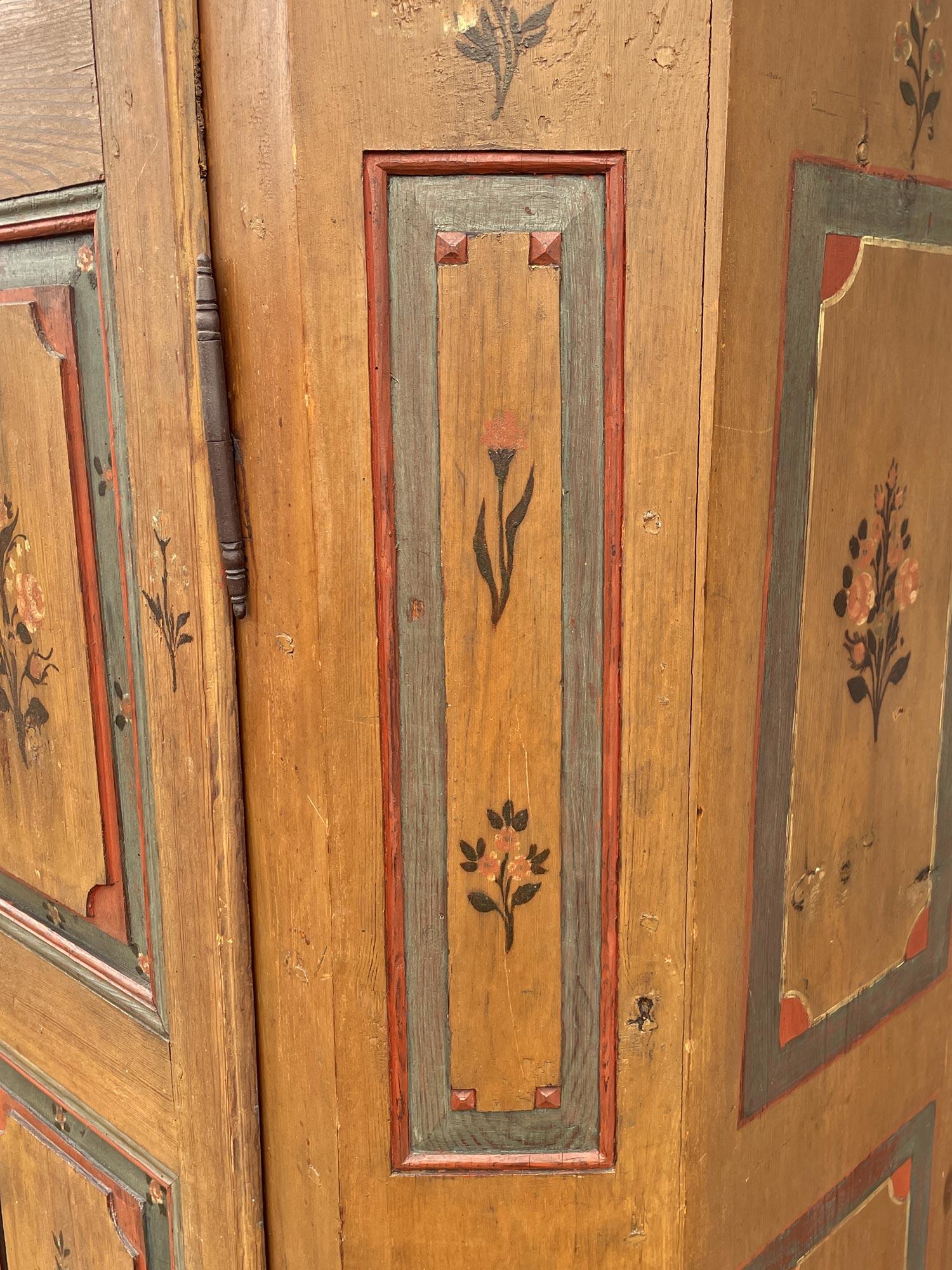 Early 19th Century Floral Painted Cupboard Wardrobe For Sale 13