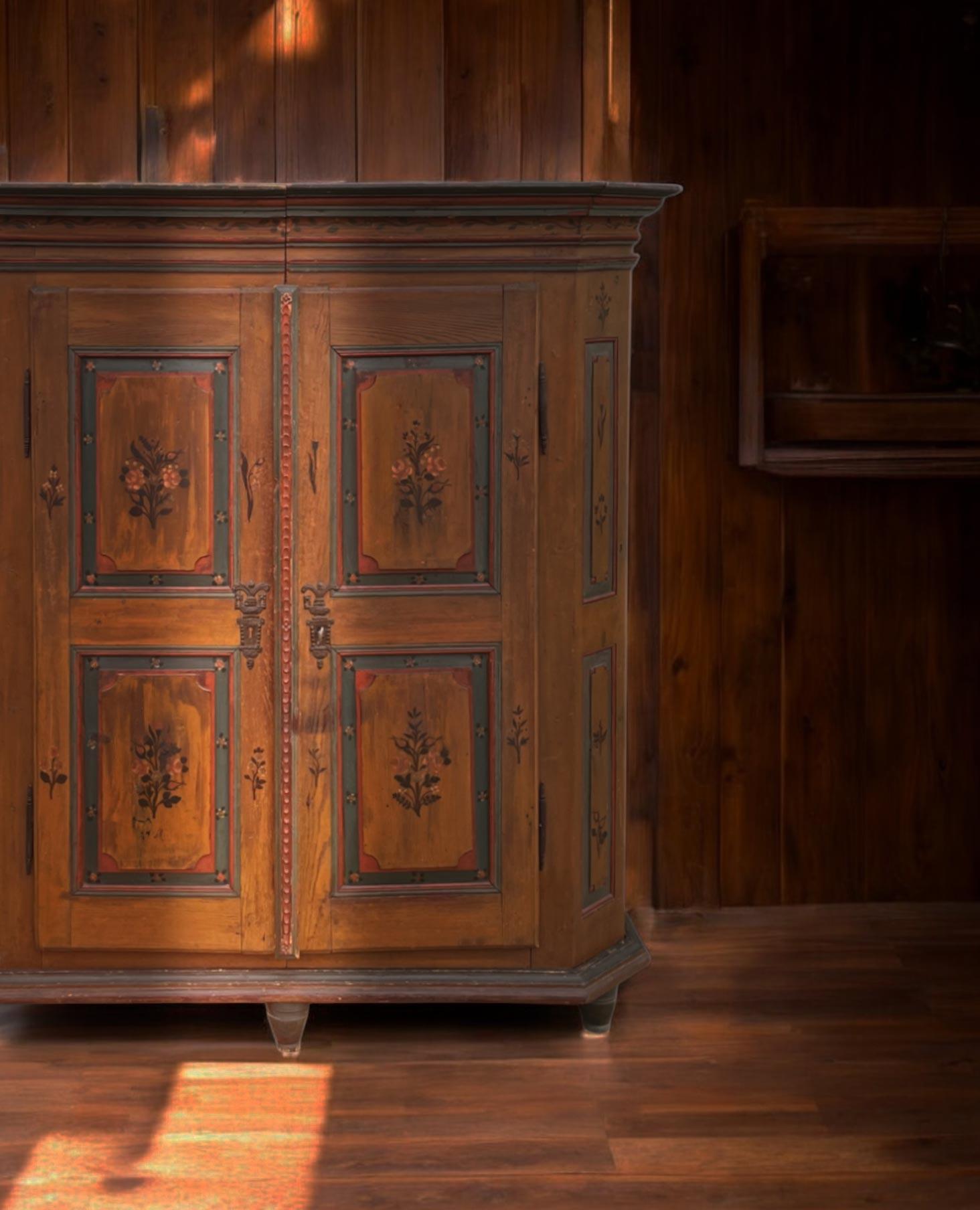 Early 19th Century Floral Painted Cupboard Wardrobe In Good Condition For Sale In Vo', Veneto