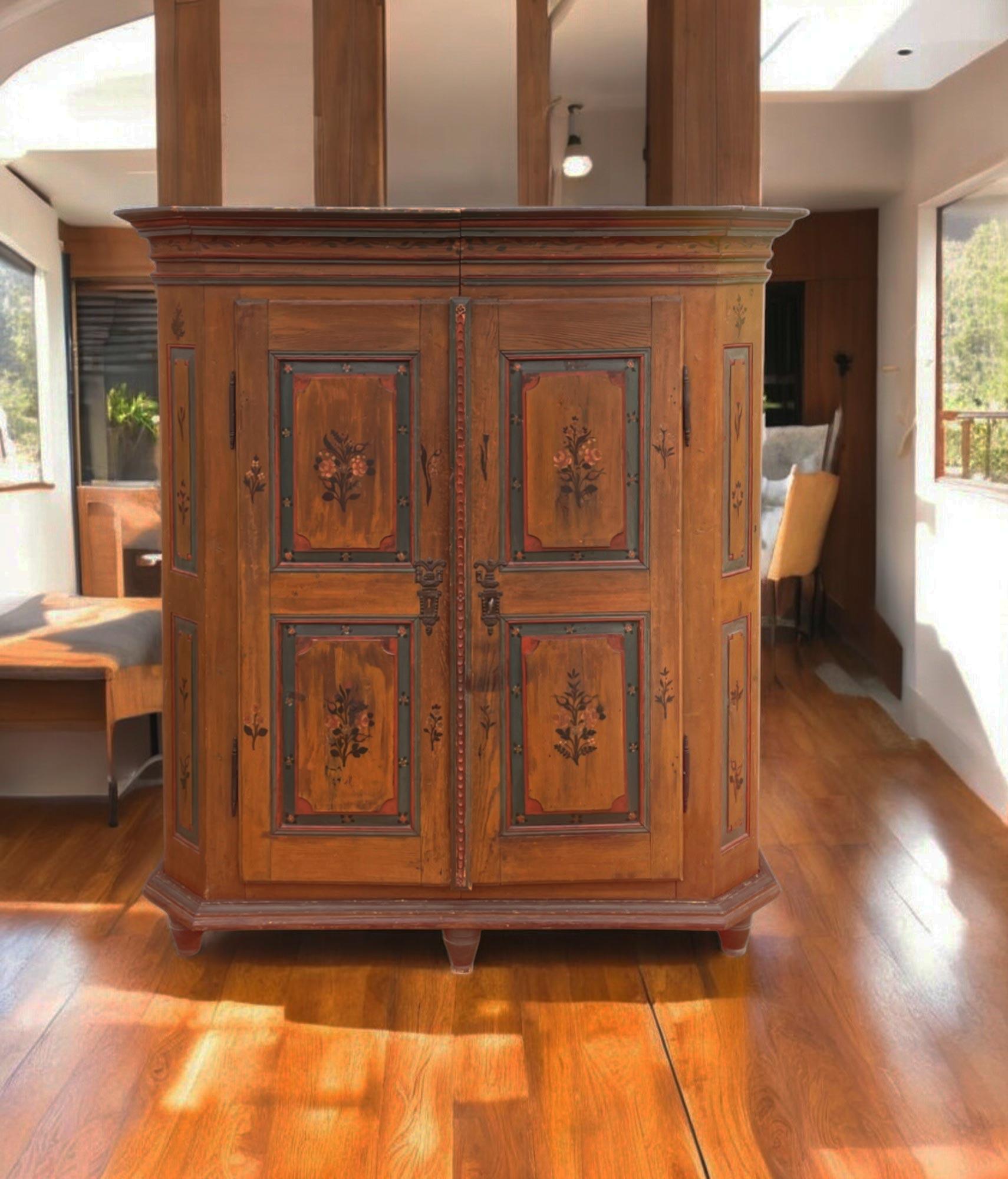 Early 19th Century Floral Painted Cupboard Wardrobe For Sale 2