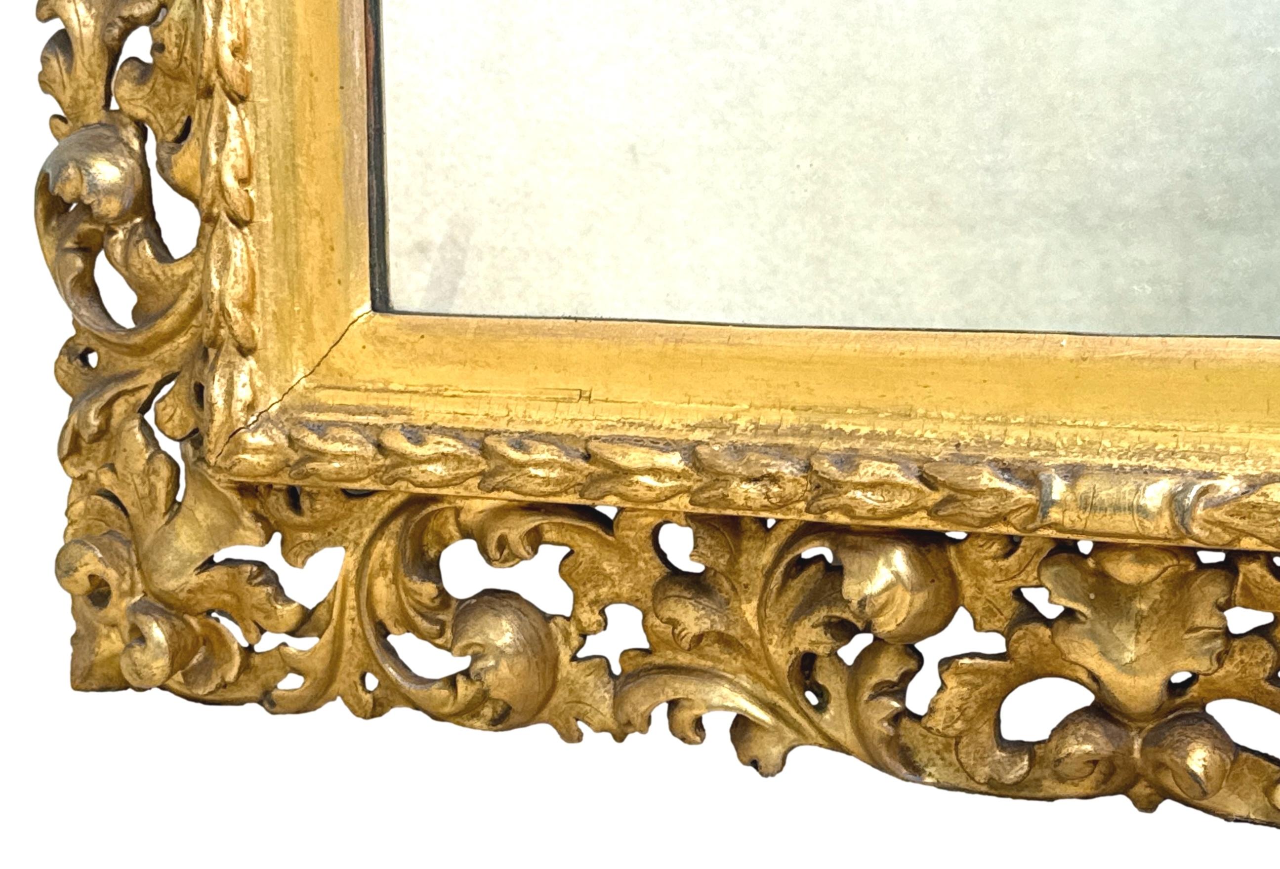 Espejo de pared florentino rectangular de madera dorada de principios del siglo XIX Italiano en venta