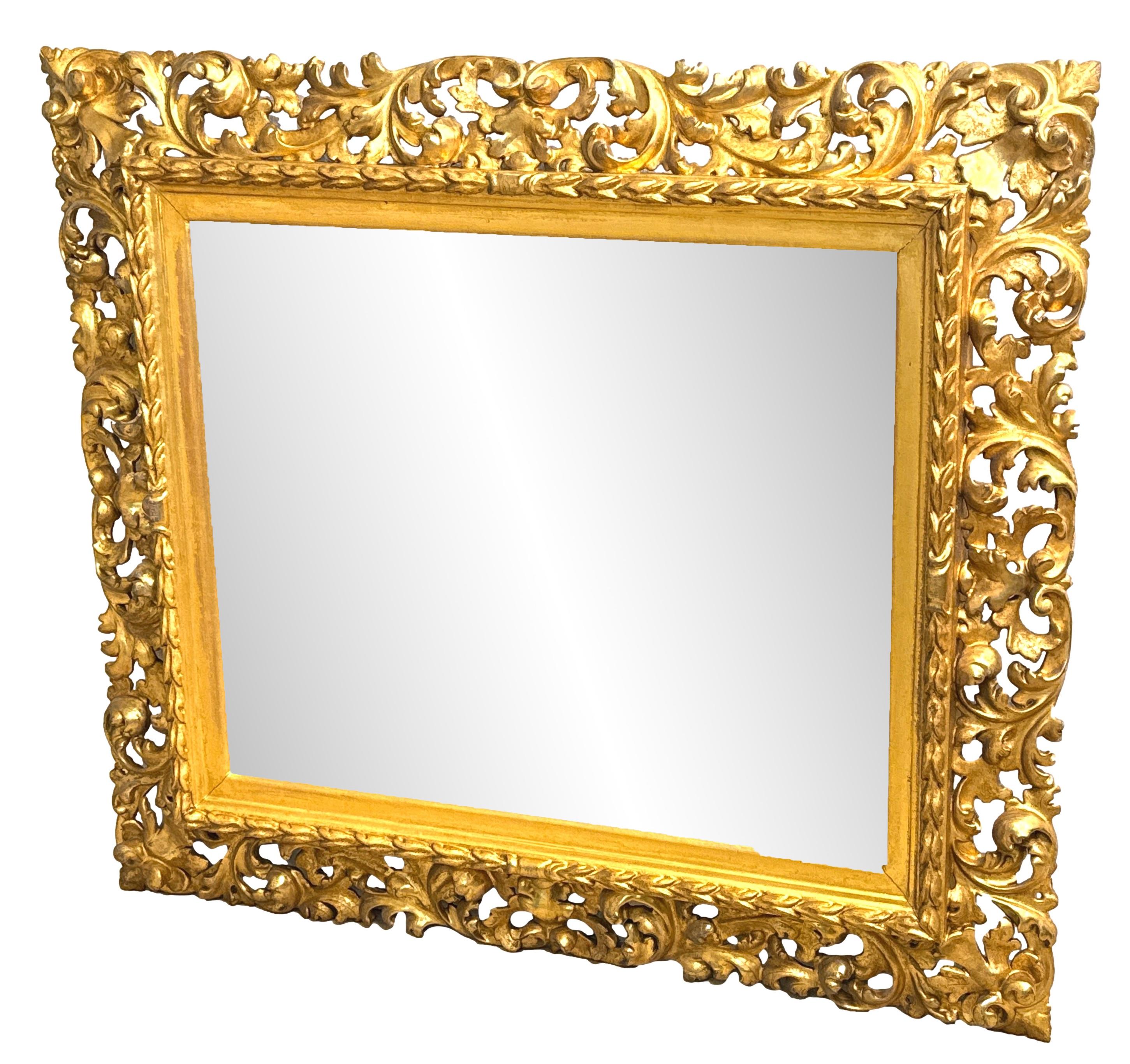 Espejo de pared florentino rectangular de madera dorada de principios del siglo XIX en venta 3