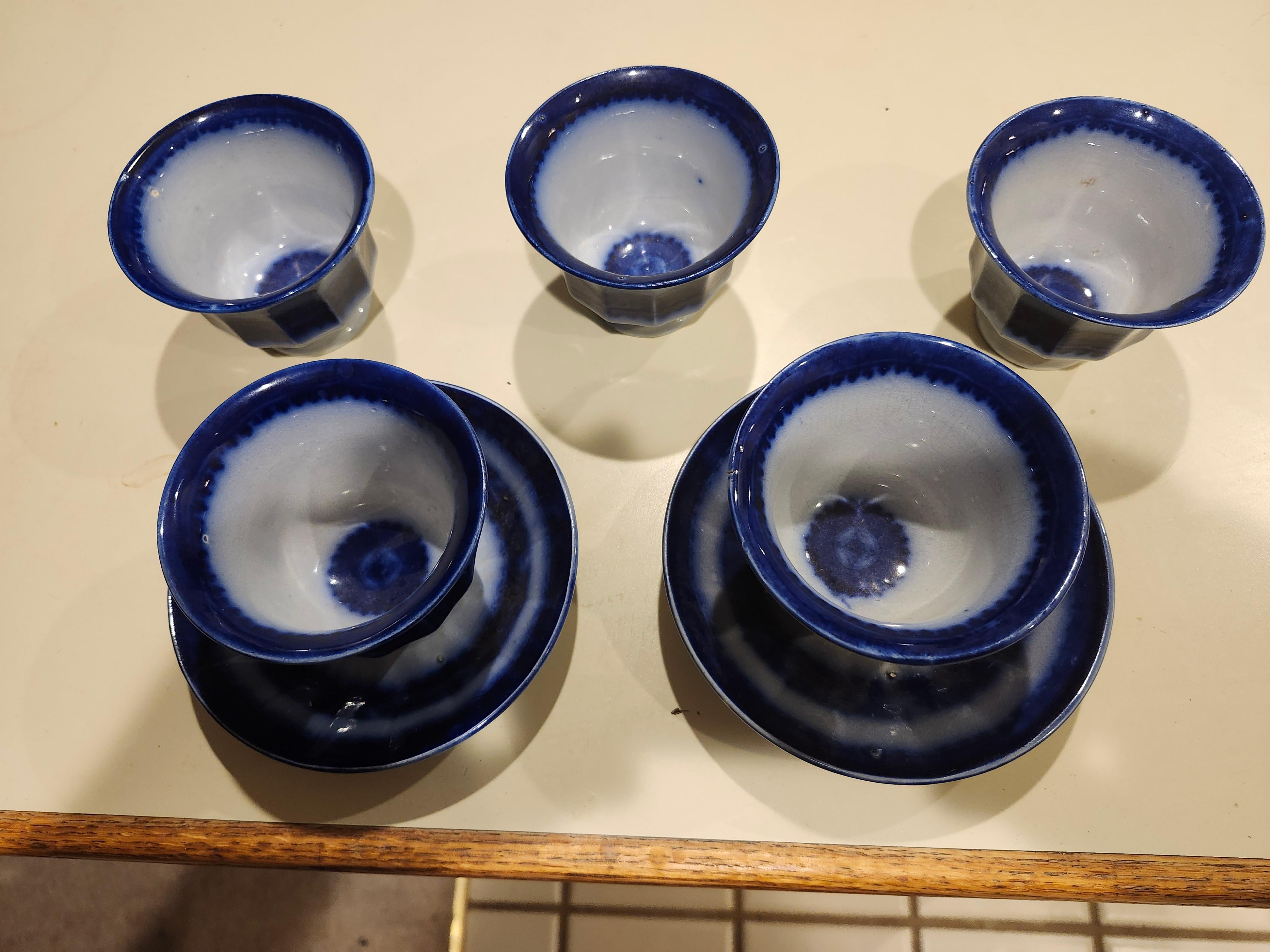 Argilla Tazze da tè senza manico in pietra ferrosa blu del primo Ottocento 5 con piattini 2 in vendita