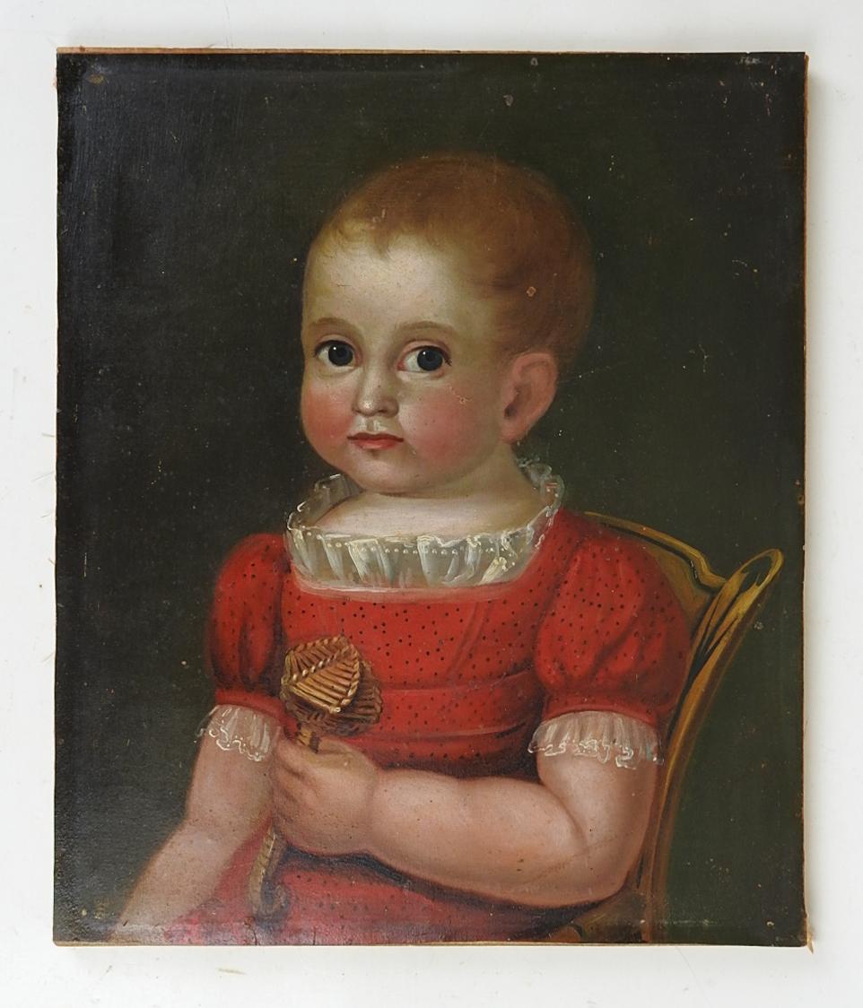 Frühes 19. Jahrhundert Volkskunst Öl auf dickem Papier Porträtgemälde eines kleinen Mädchens in rotem Kleid mit Spitzenbesatz, das eine geflochtene Strohrassel hält und in einem bemalten Daumenrückenstuhl sitzt.  Unsigniert, Label verso Daniel