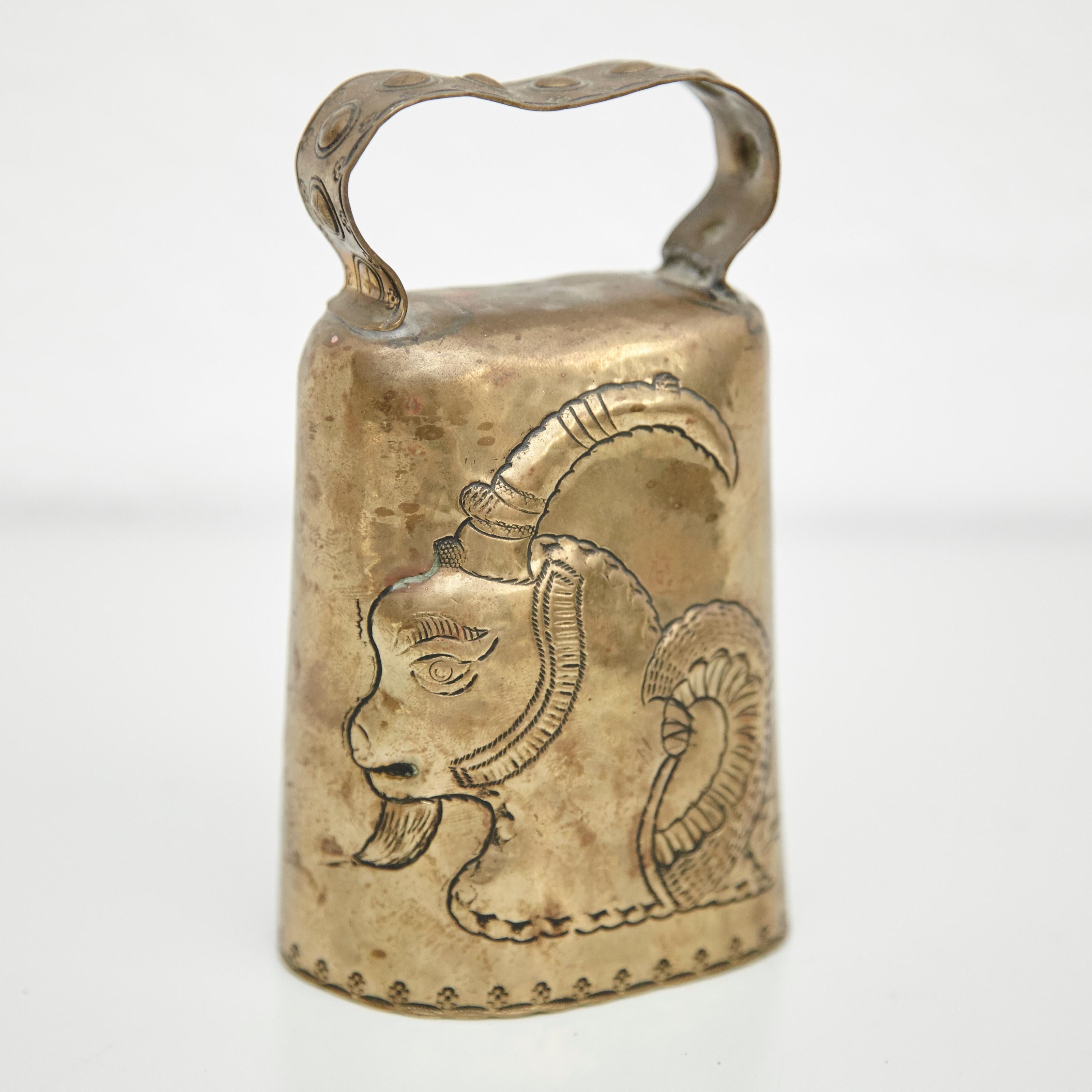 Early 19th century traditional rustic bronze goatbell. 
Special hand engraved drawings of a goat and flowers.
By unknown manufacturer, Spain.

In original condition, with minor wear consistent with age and use, preserving a beautiful