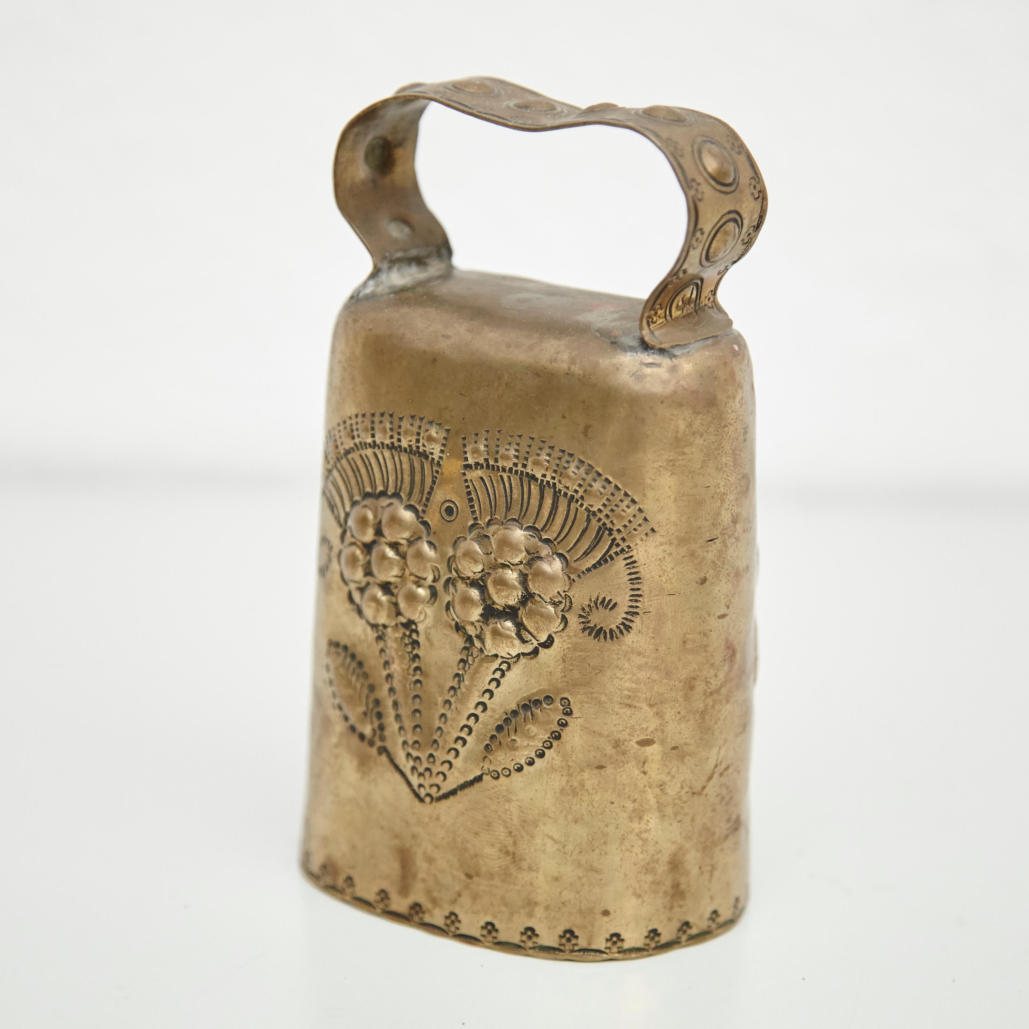 Early 19th Century Folk Traditional Rustic Hand Engraved Bronze Goatbell In Good Condition In Barcelona, Barcelona
