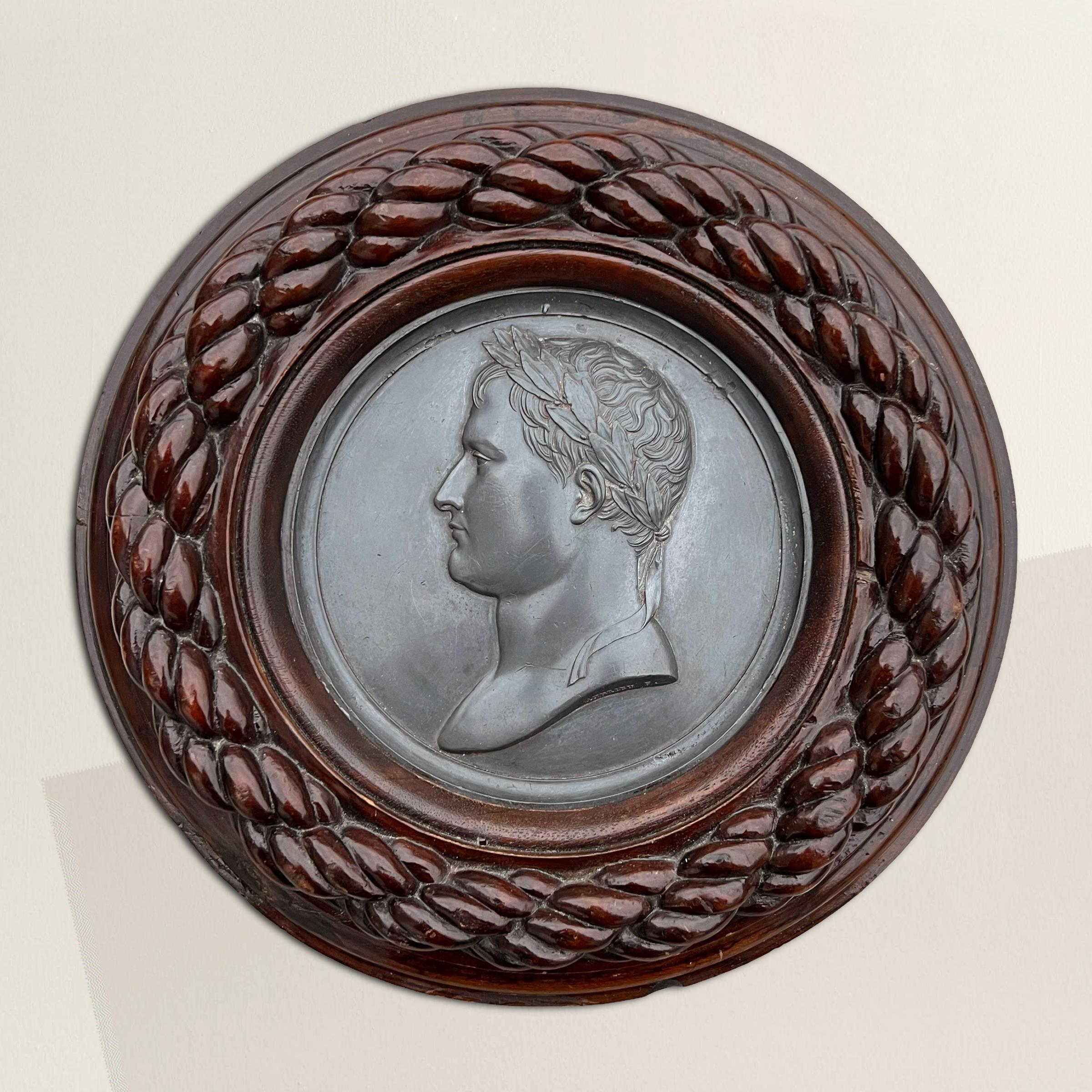 Dieses runde französische Zinngussmedaillon aus dem frühen 19. Jahrhundert, ein Meisterwerk von Bertrand Andrieu (1761-1822), fängt die Essenz der napoleonischen Ära ein. Der lorbeergekrönte Napoleon, der an römische Kaiser erinnert, symbolisiert