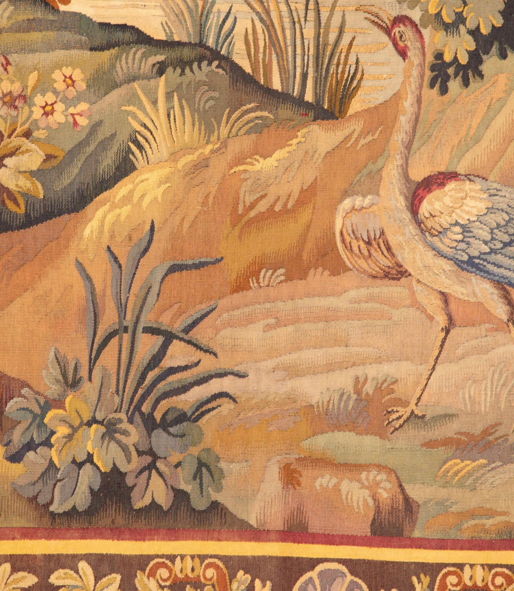 Ein großformatiger französischer Aubusson-Verdure-Wandteppich aus dem frühen 19. Jahrhundert, der eine üppige idyllische Landschaft mit zwei großen reifen Bäumen auf jeder Seite darstellt, die die Ansicht mit ihren wunderbaren Verdure-Blättern