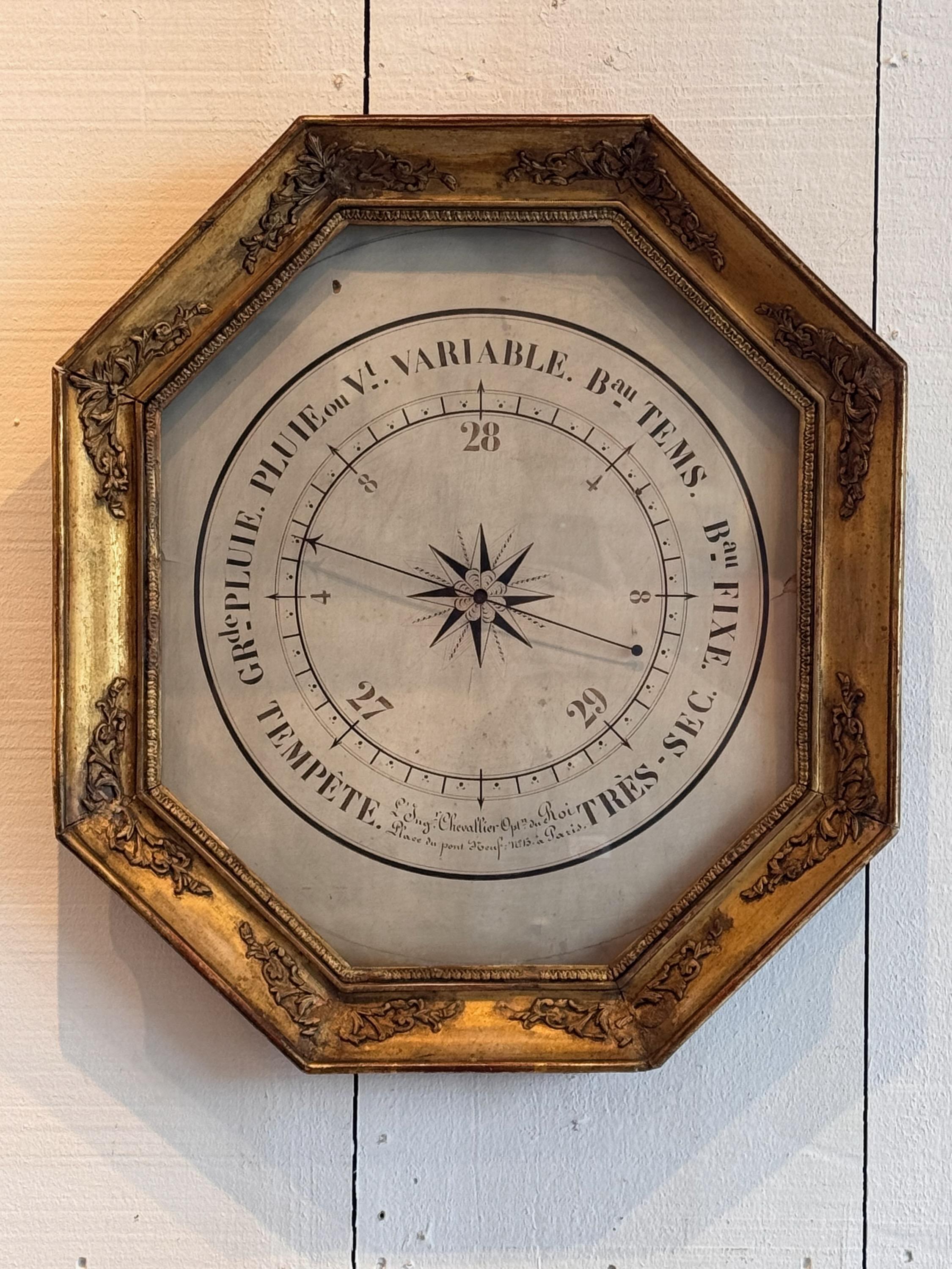 Cet élégant baromètre français du XIXe siècle est un instrument météorologique ancien magnifiquement travaillé, logé dans un cadre octogonal en bois doré. La patine vieillie du cadre en feuilles d'or rehausse son charme antique, avec de délicates