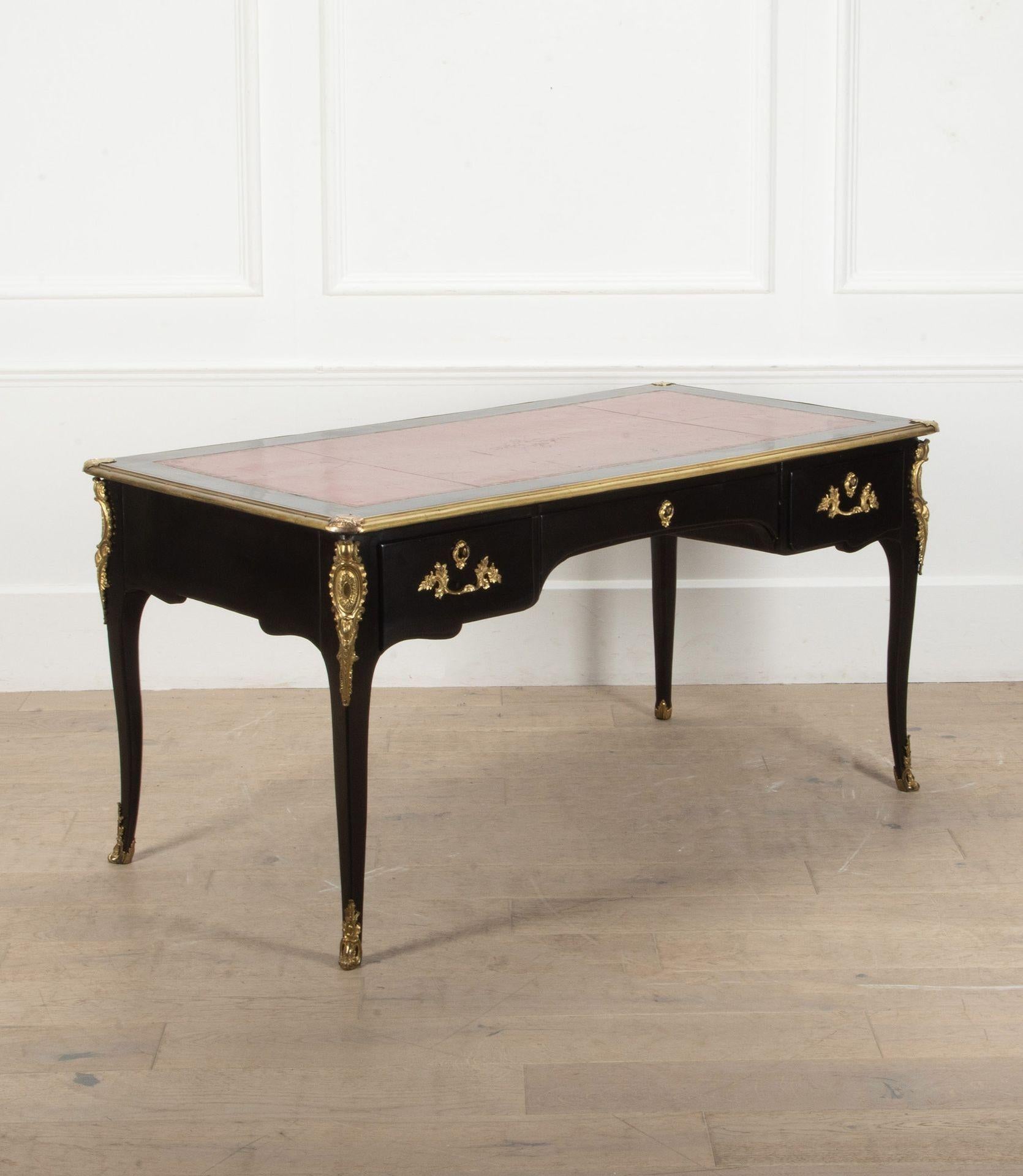 Un imponente bureau plat laccato nero in stile Luigi XVI dell'inizio del XIX secolo.
Con il piano in pelle originale e i supporti in bronzo.
Circa 1800.