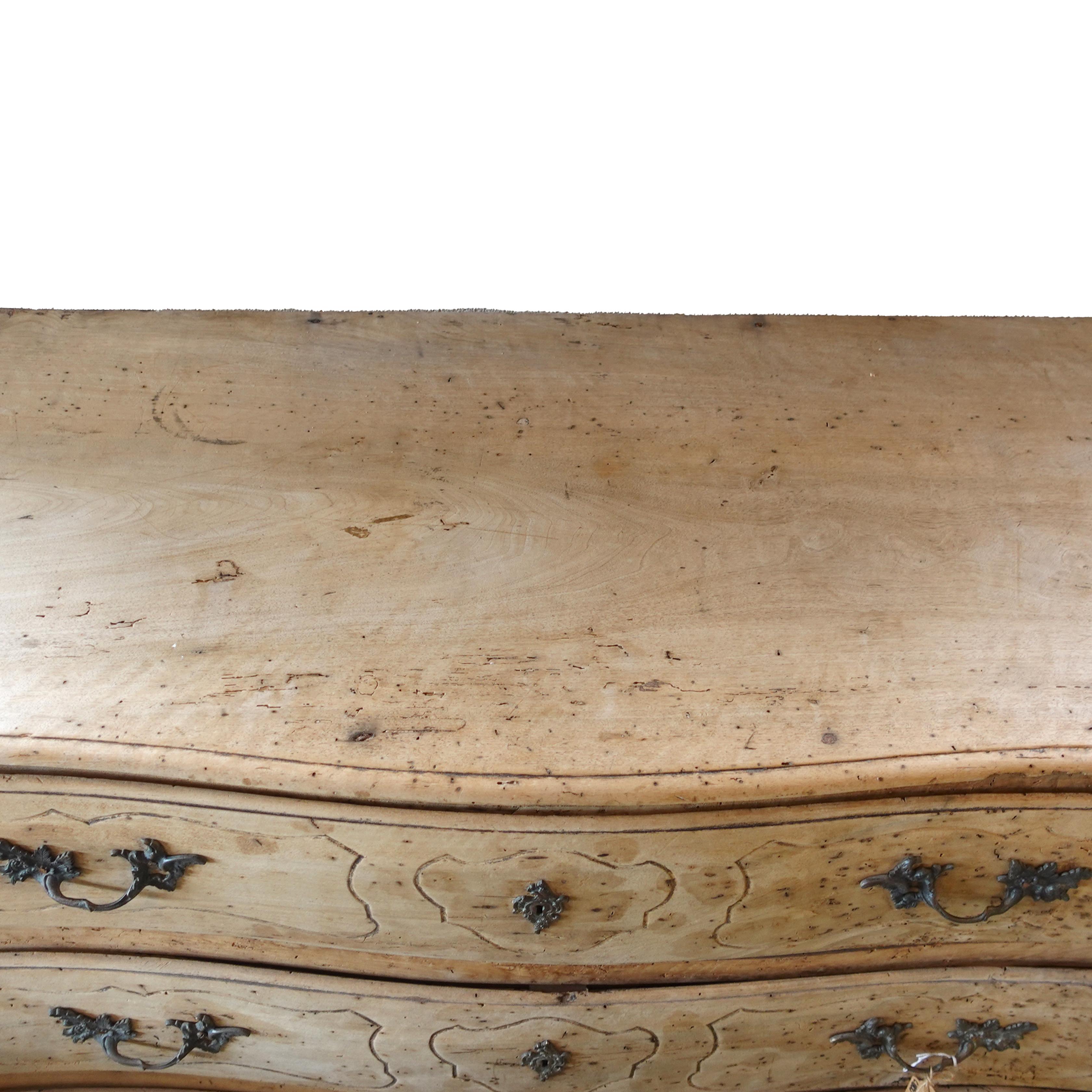 Early 19th century French Bleached Fruitwood European Serpentine Chest For Sale 3