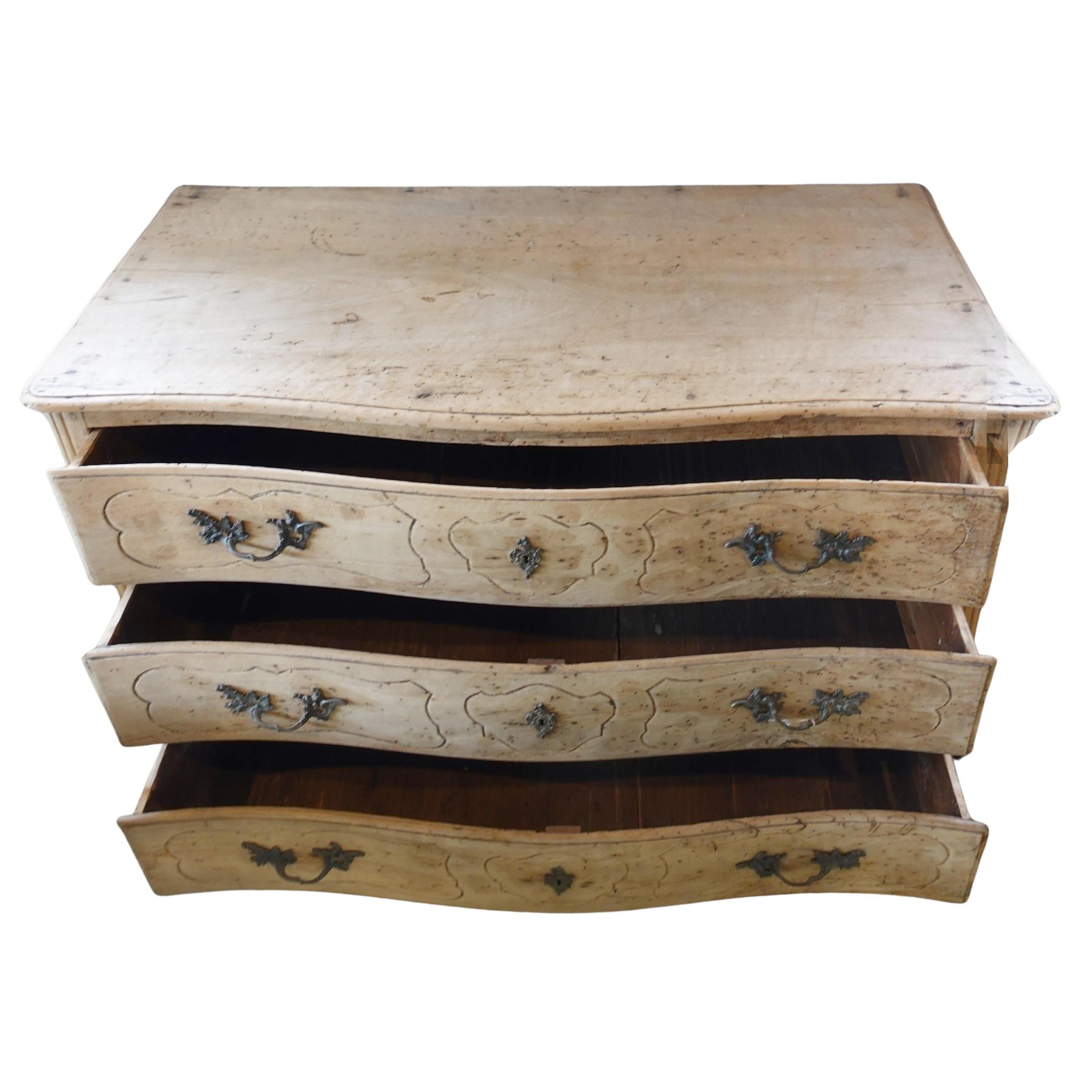 Early 19th century French Bleached Fruitwood European Serpentine Chest In Good Condition For Sale In Leesburg, VA