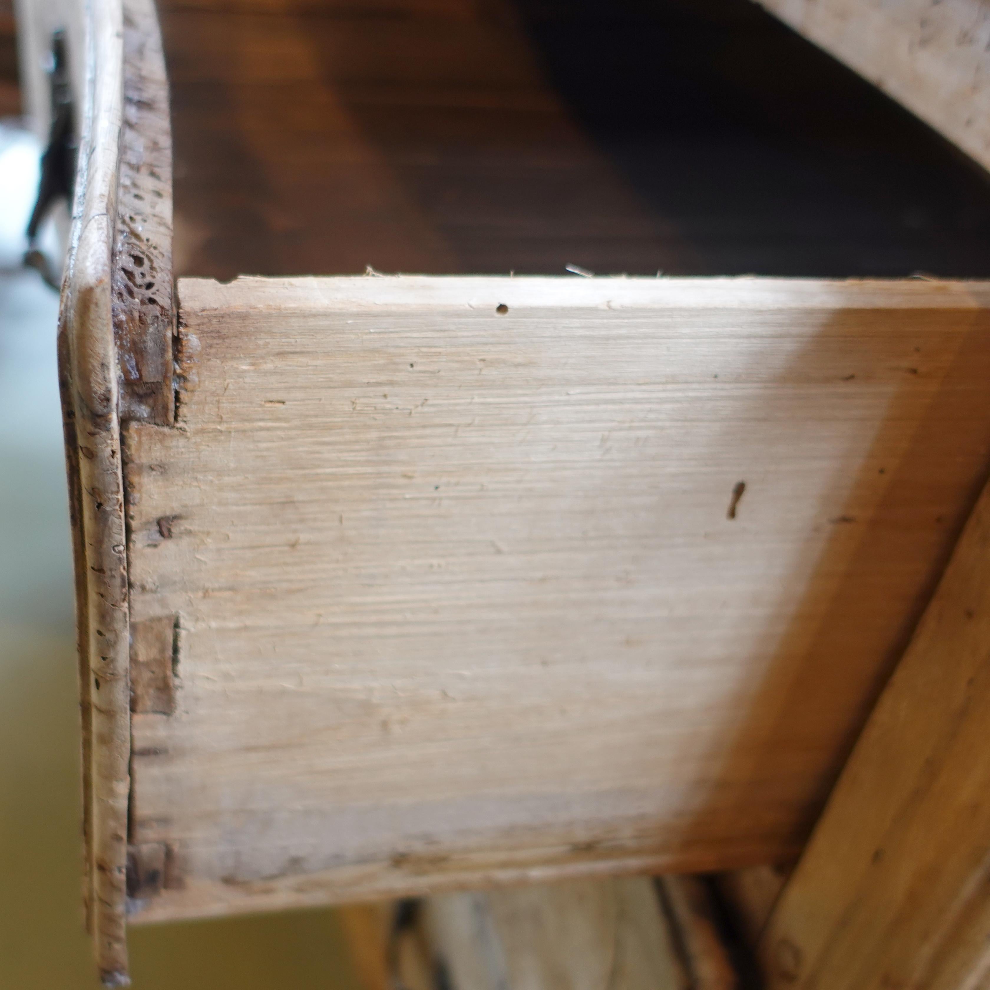 Early 19th century French Bleached Fruitwood European Serpentine Chest For Sale 1
