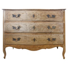 Commode serpentine européenne en bois fruitier blanchi du début du XIXe siècle