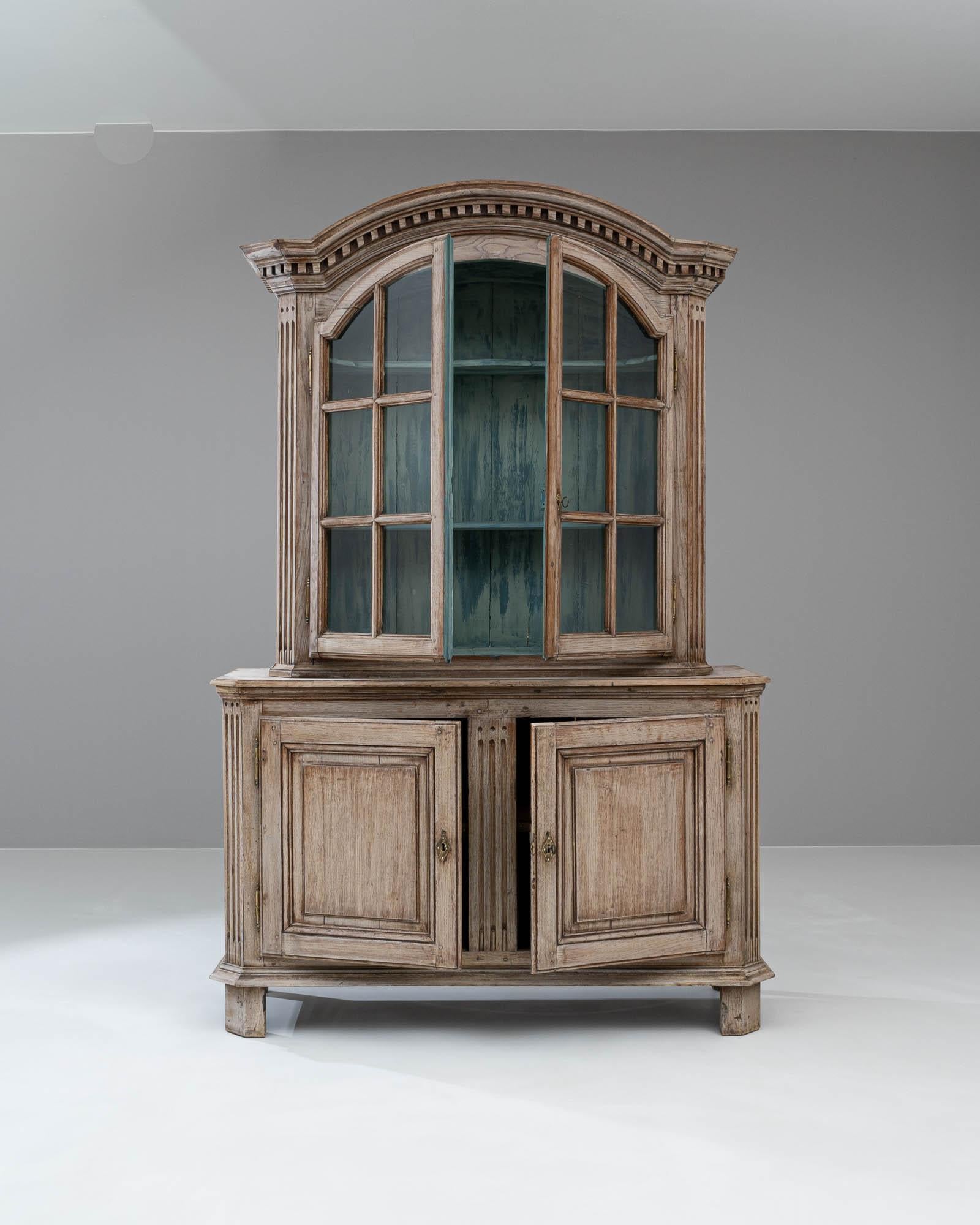 Hand-Carved Early 19th Century French Bleached Oak Vitrine For Sale