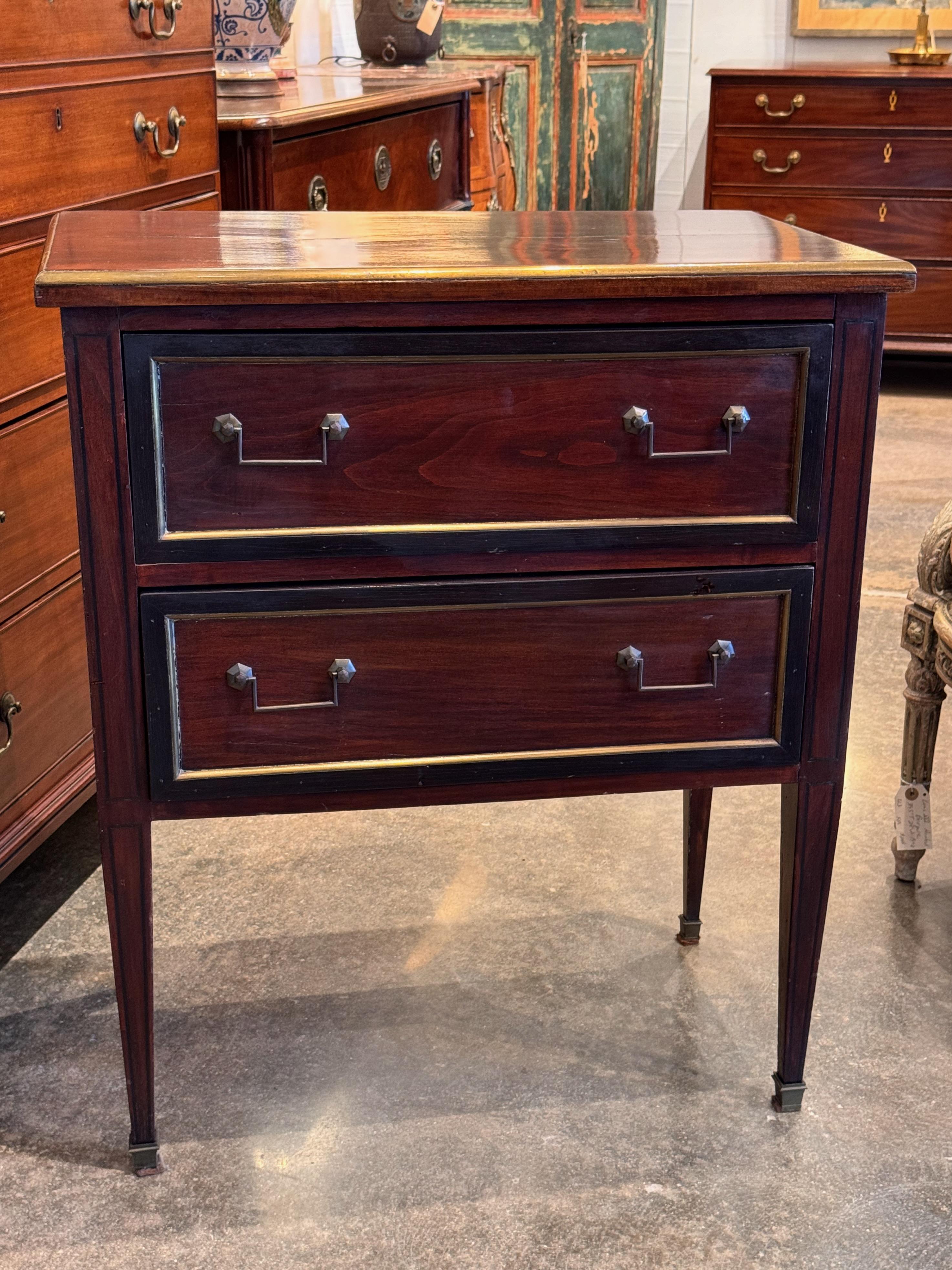 Questa piccola toilette sarebbe perfetta ovunque. Lo vediamo accanto al letto, alla fine del divano o tra le sedie.