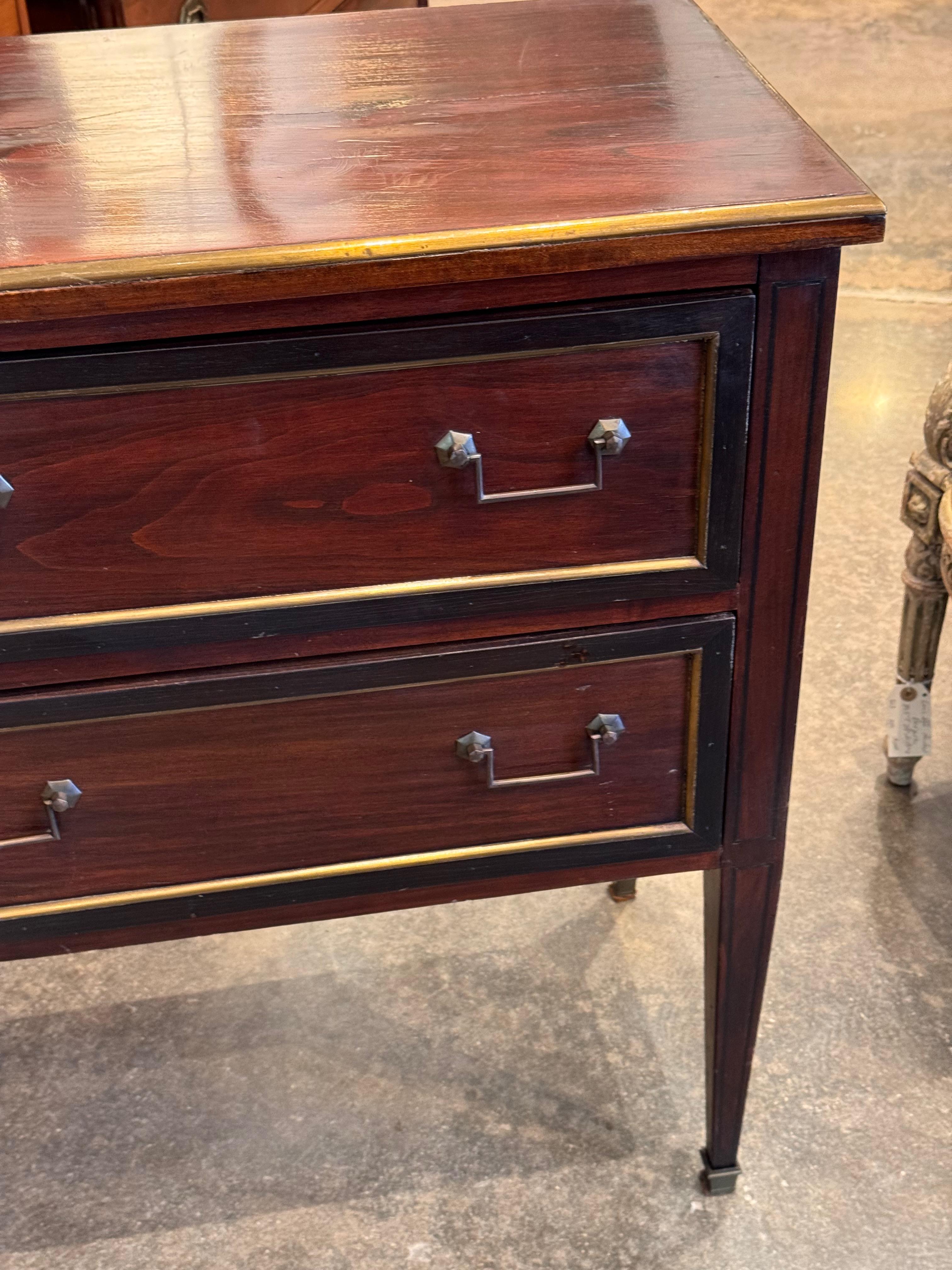 Commode Luigi XVI francese dei primi del XIX secolo con rifiniture in ottone In condizioni buone in vendita a Charlottesville, VA