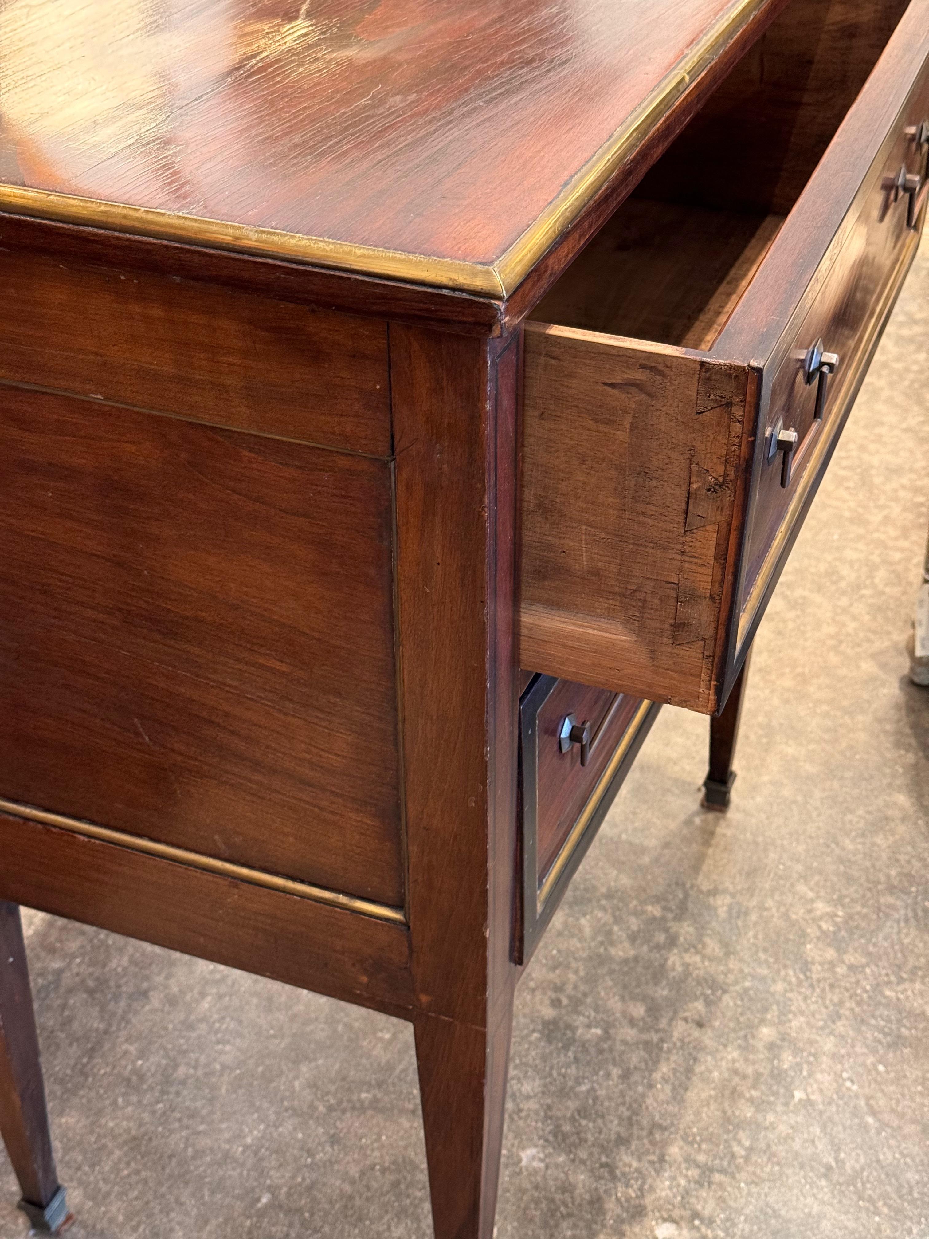 Ottone Commode Luigi XVI francese dei primi del XIX secolo con rifiniture in ottone in vendita