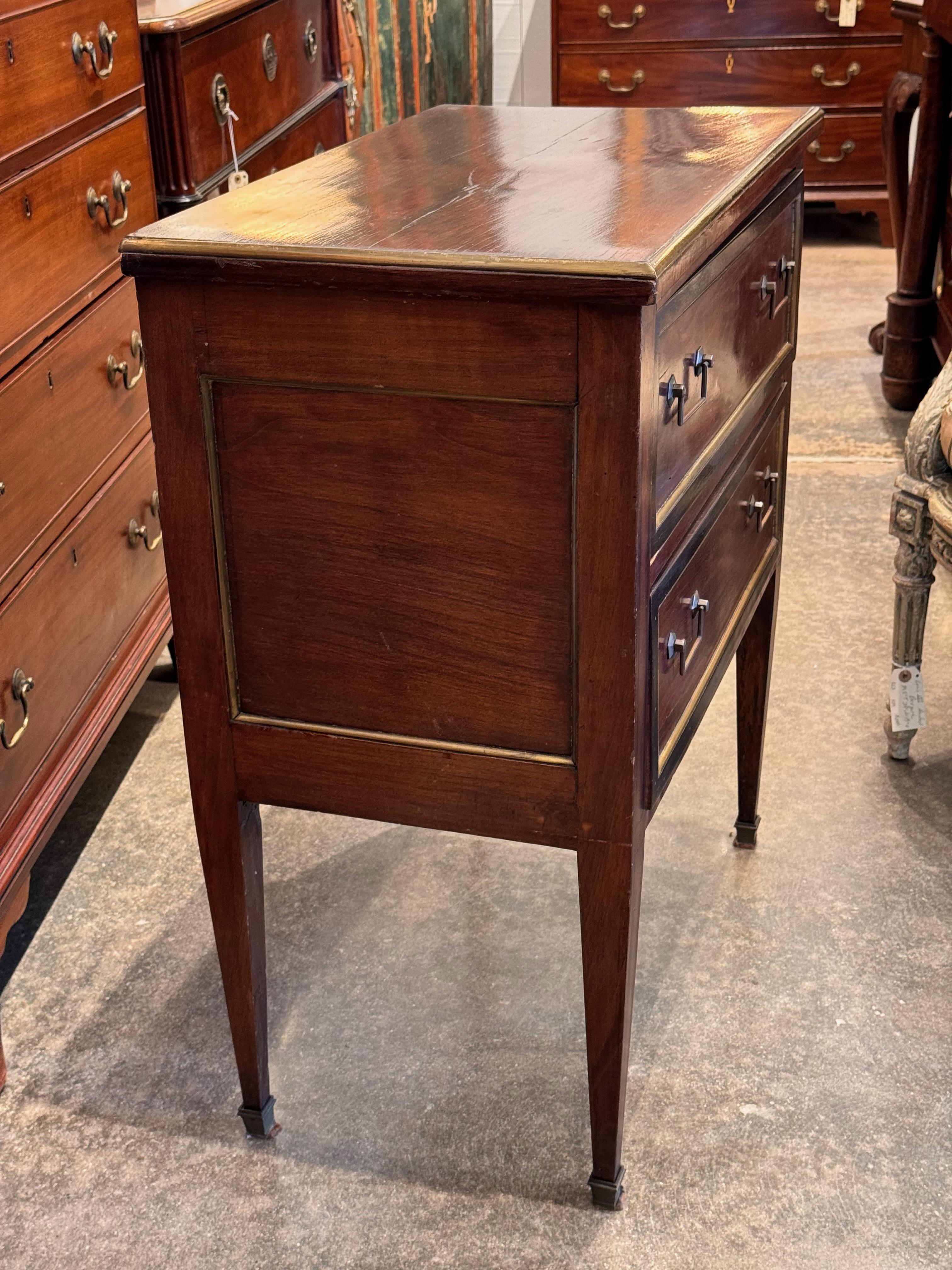 Commode Luigi XVI francese dei primi del XIX secolo con rifiniture in ottone in vendita 1