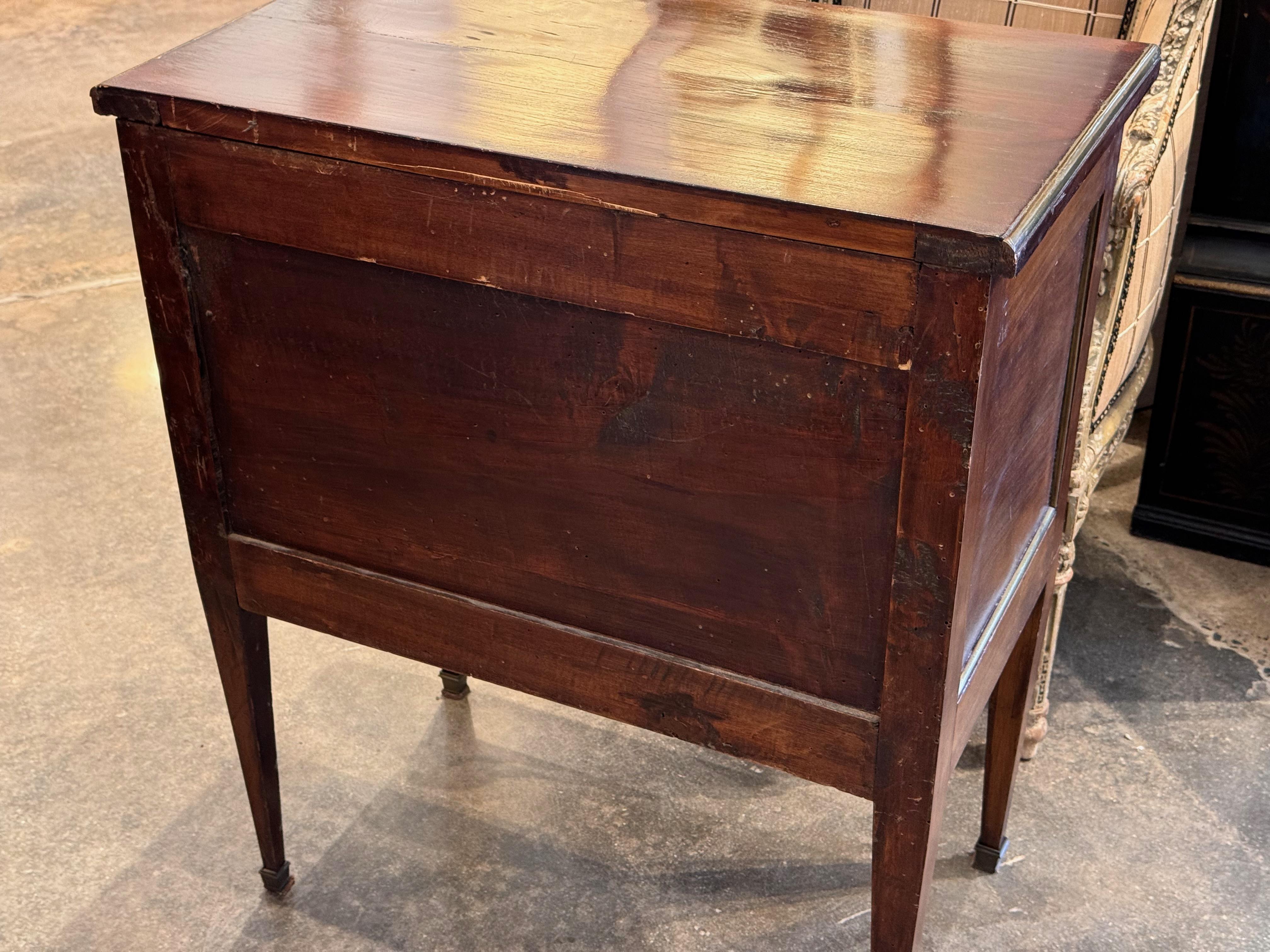 Commode Luigi XVI francese dei primi del XIX secolo con rifiniture in ottone in vendita 2