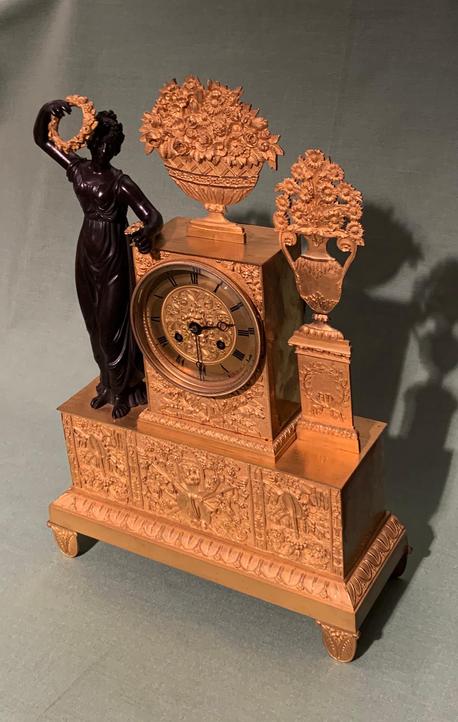 Néo-classique Horloge française de huit jours en bronze et bronze doré du début du XIXe siècle en vente
