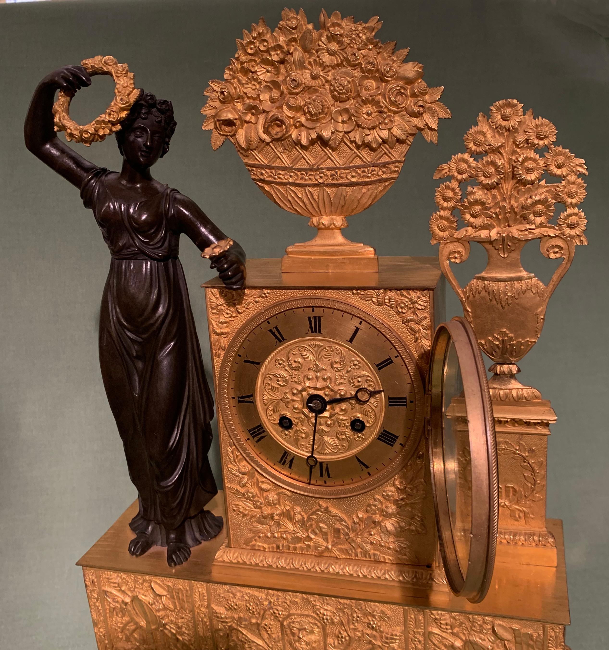 Horloge française de huit jours en bronze et bronze doré du début du XIXe siècle Bon état - En vente à London, GB