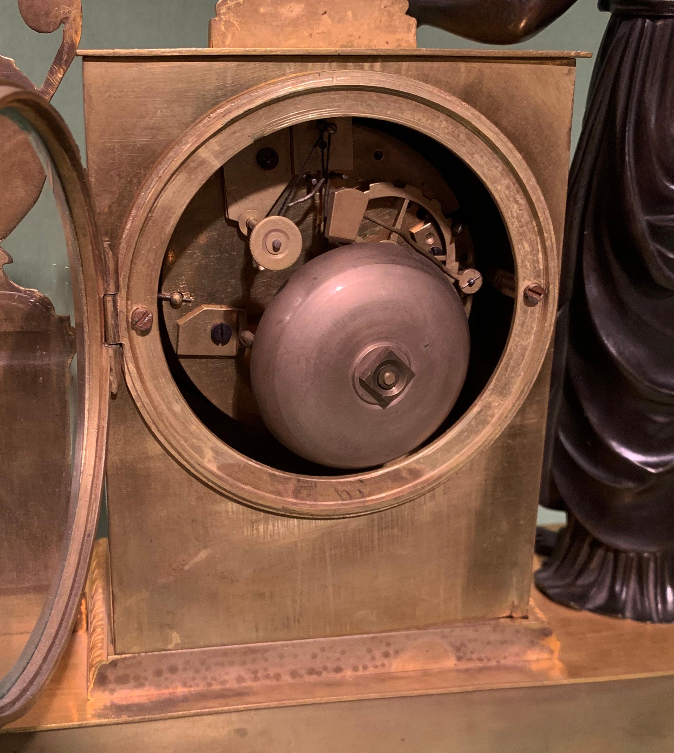 Bronze Horloge française de huit jours en bronze et bronze doré du début du XIXe siècle en vente