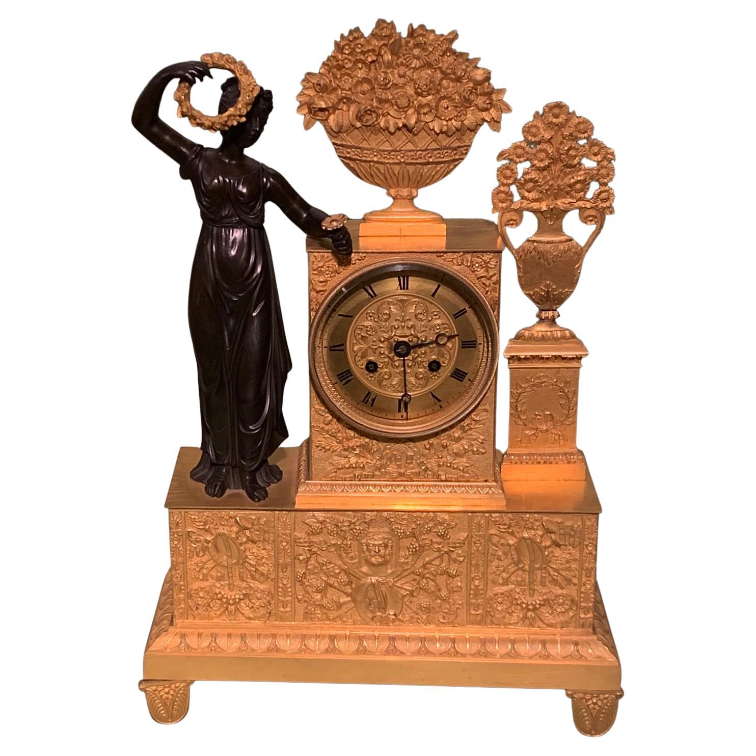 Horloge française de huit jours en bronze et bronze doré du début du XIXe siècle