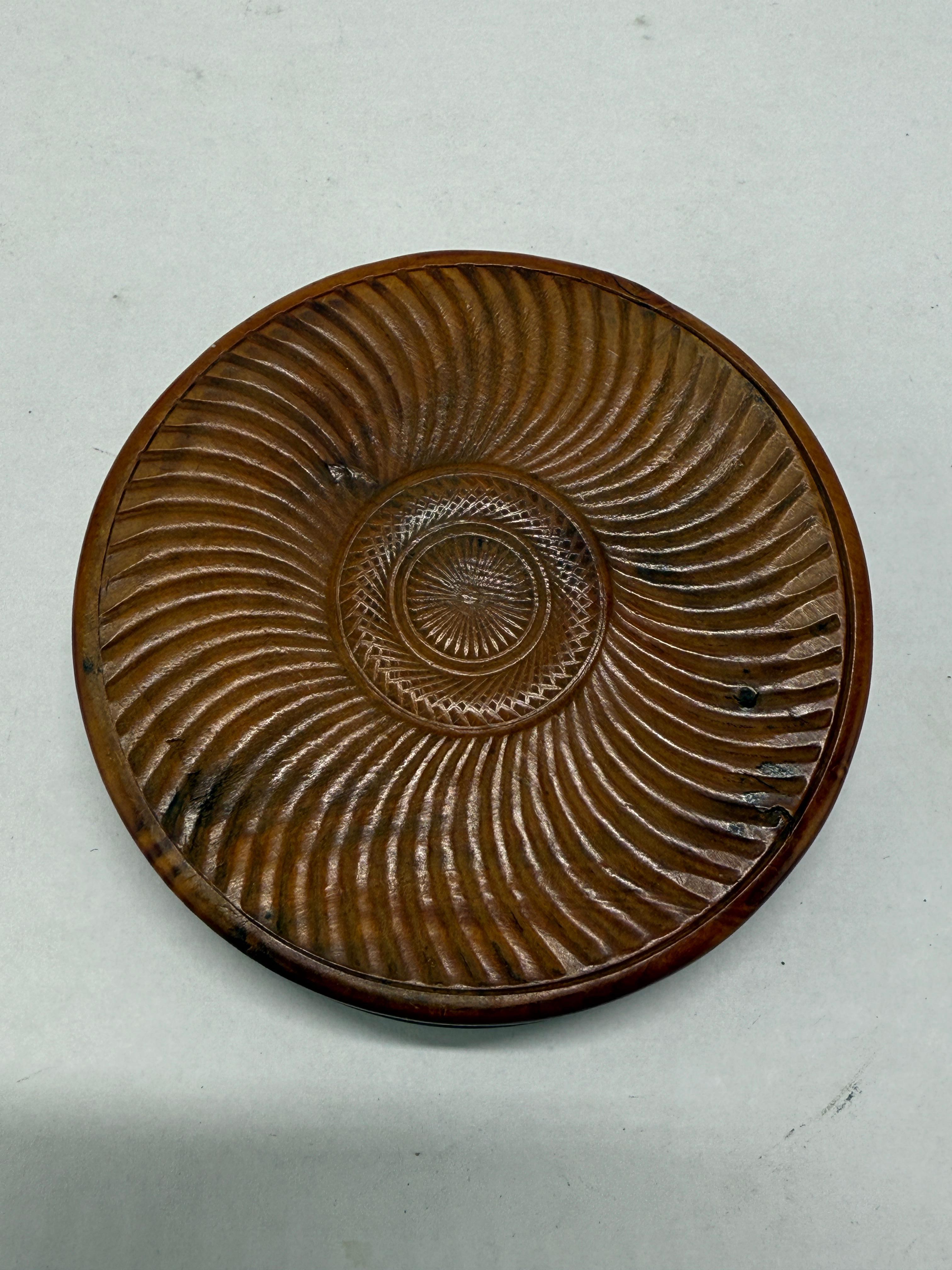 Restauration Tabatière en buis sculpté français du début du 19e siècle, 