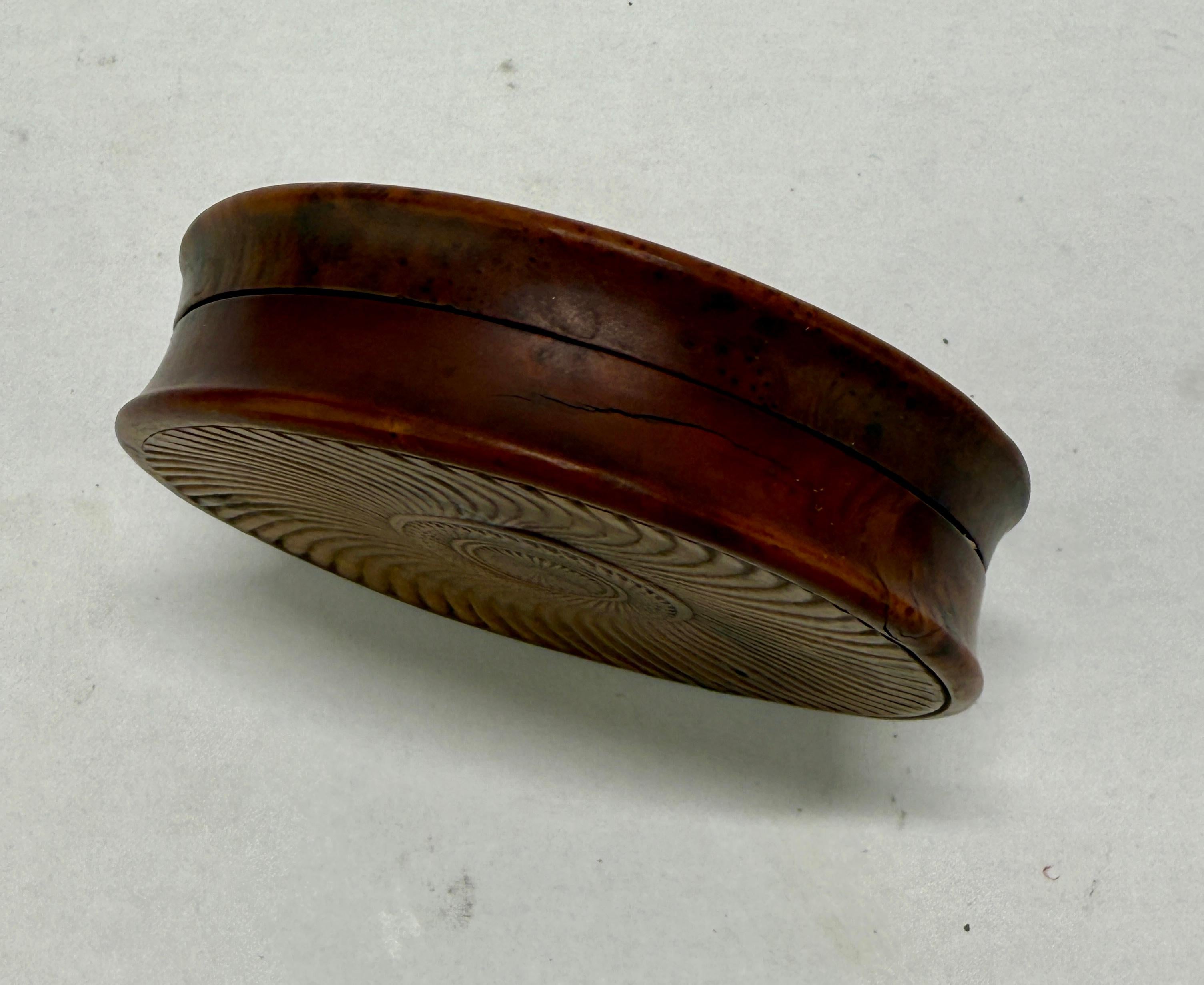 XIXe siècle Tabatière en buis sculpté français du début du 19e siècle, 