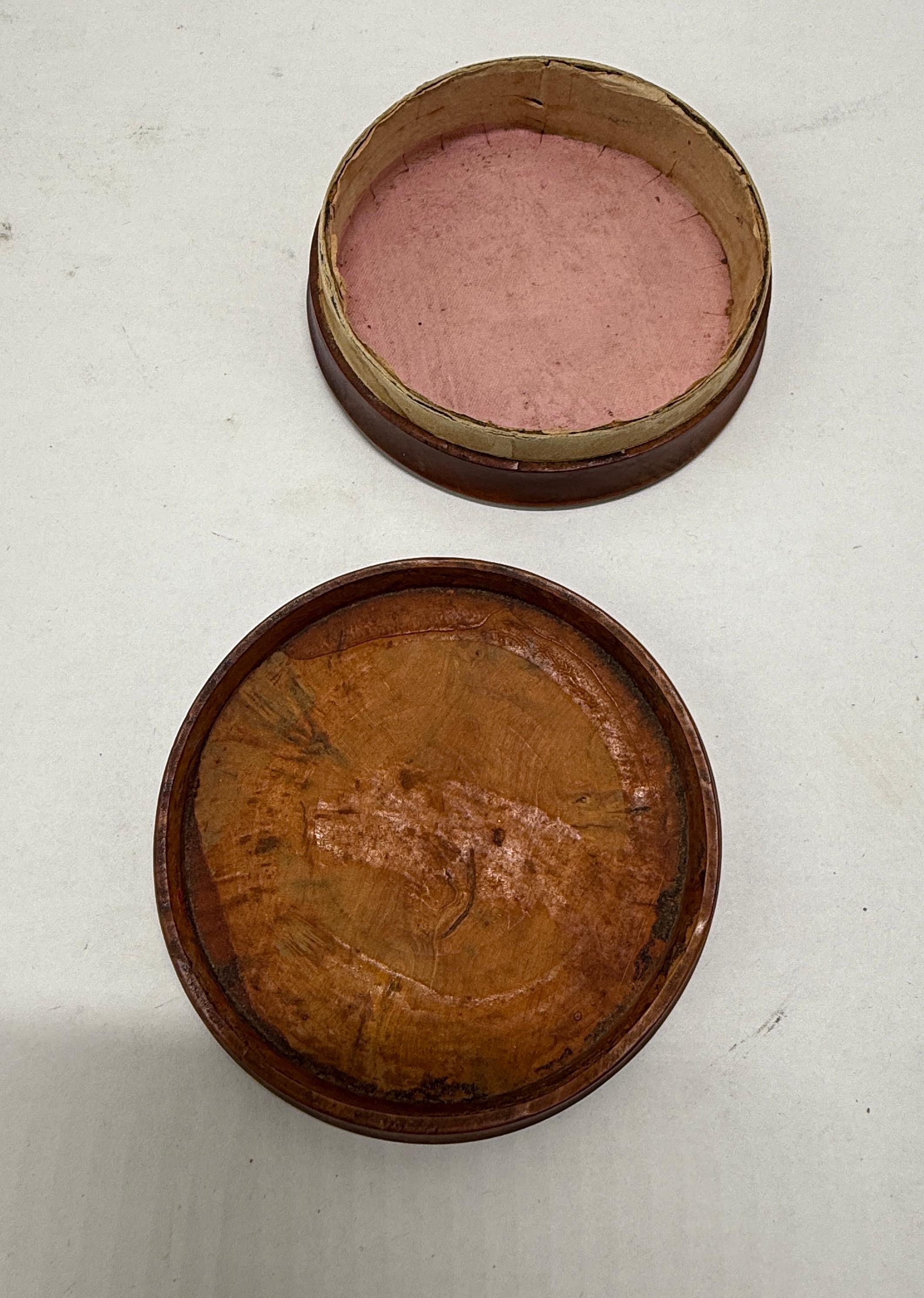 Tabatière en buis sculpté français du début du 19e siècle, 